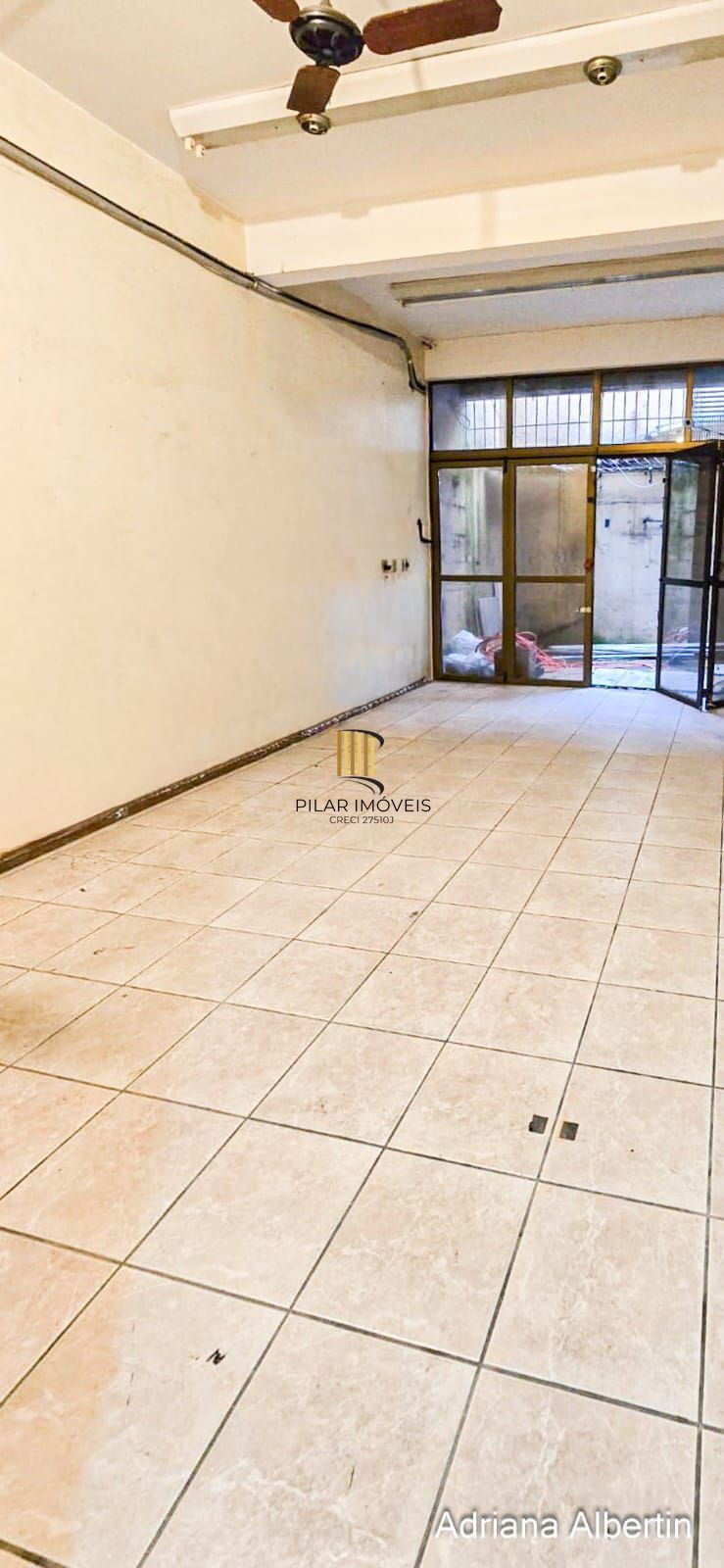 Prédio comercial com 239m²