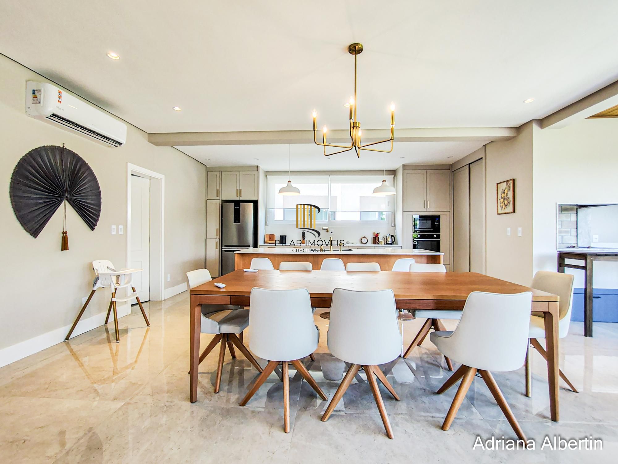 Casa em condomínio Alphaville com 4 suítes e área verde nos fundos