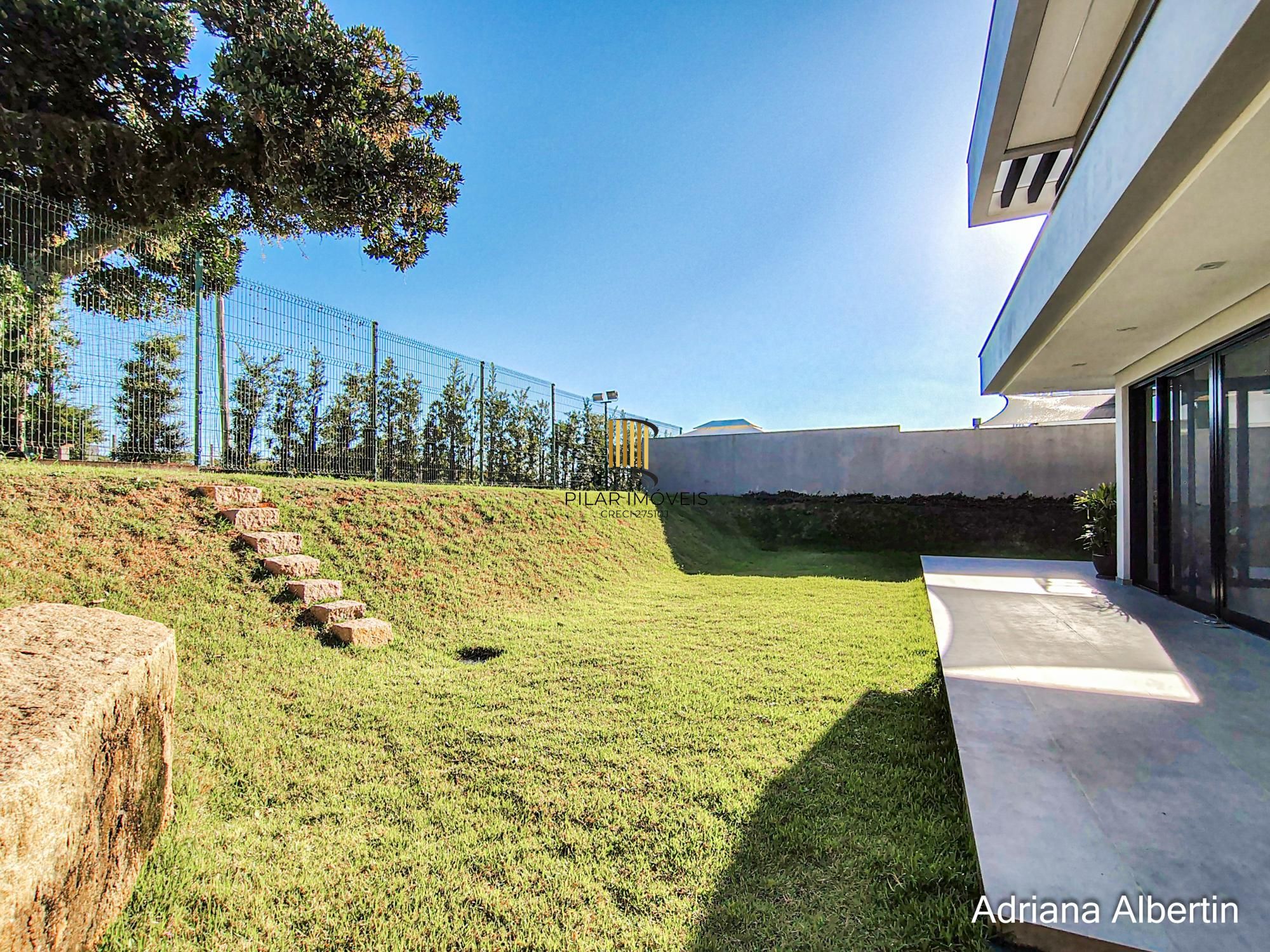 Casa com 345m², piscina e vista para o Guaiba