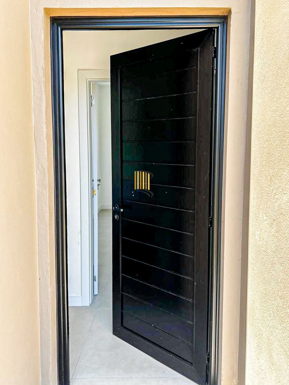 Casa térrea com 100m² privativo, em condomínio fechado na Estrada Jorge Pereira Nunes