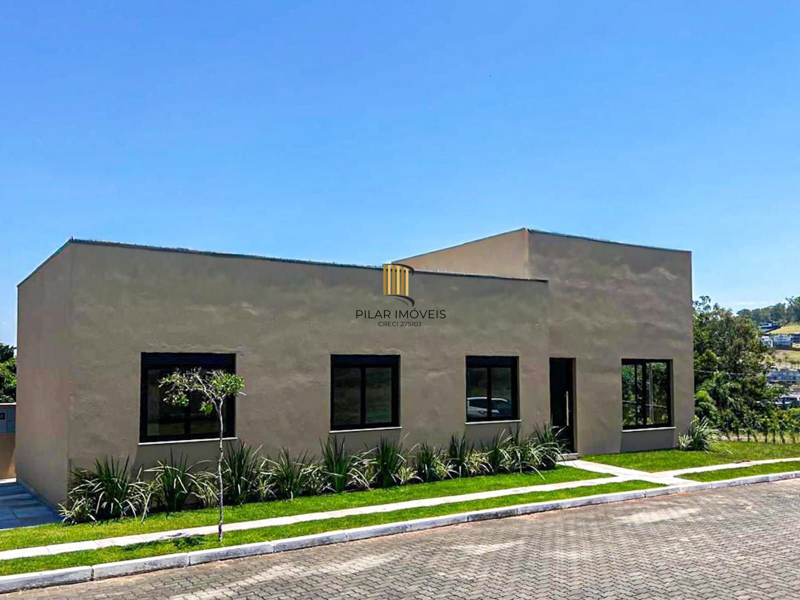 Casa térrea com 100m² privativo, em condomínio fechado na Estrada Jorge Pereira Nunes