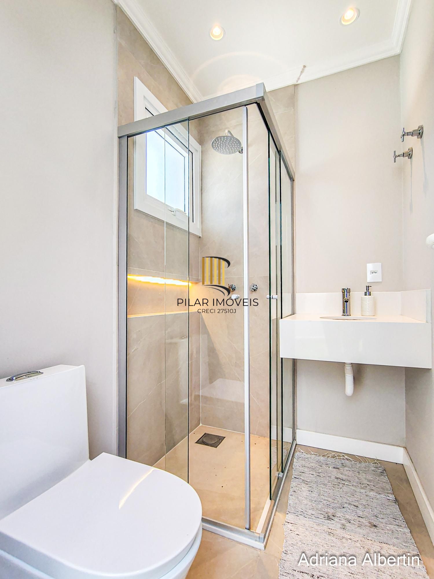 Casa em condomínio Alphaville com 4 suítes e área verde nos fundos