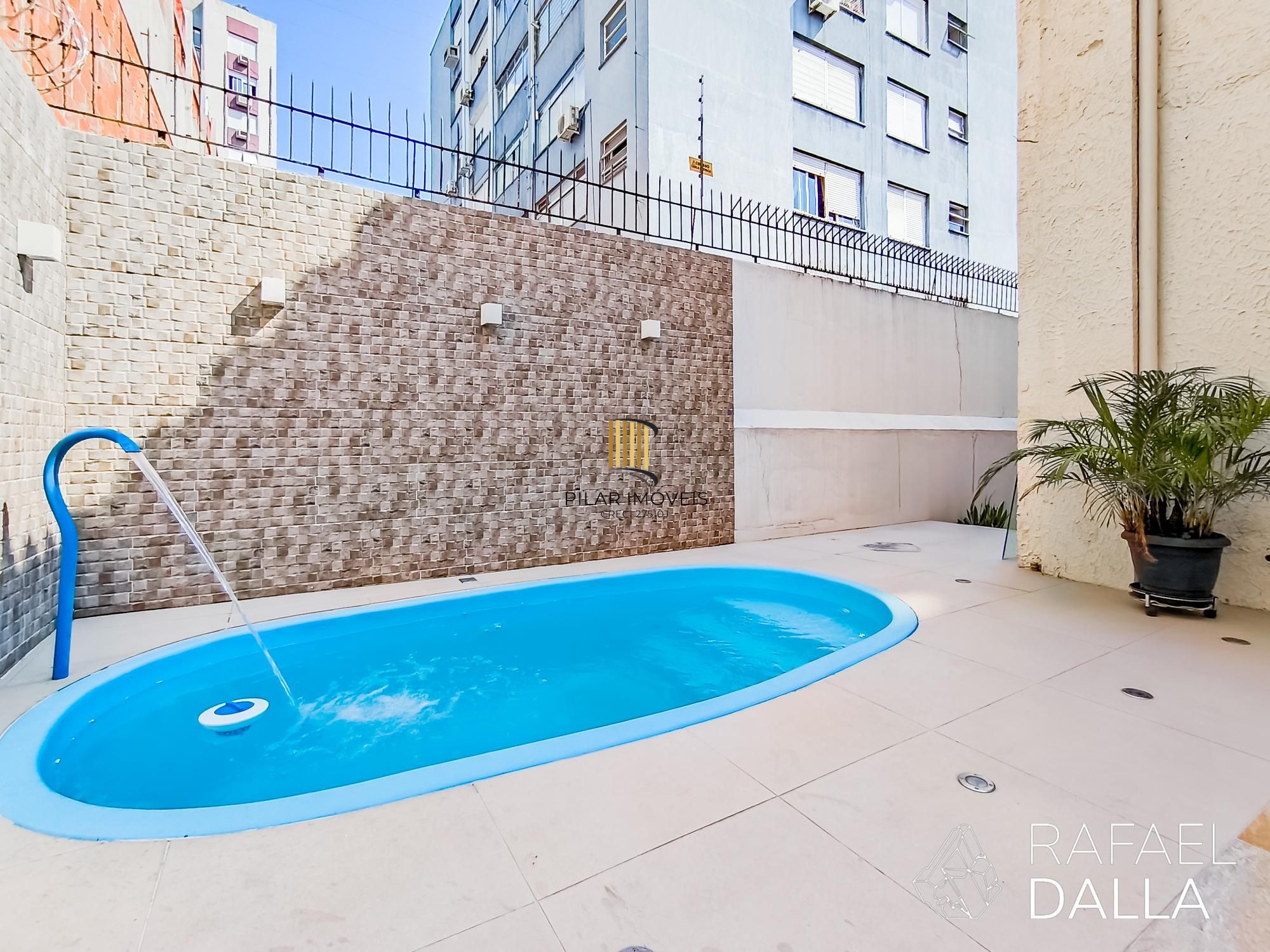 Casa com piscina e 5 vagas em frente ao Zaffari na Luiz Afonso