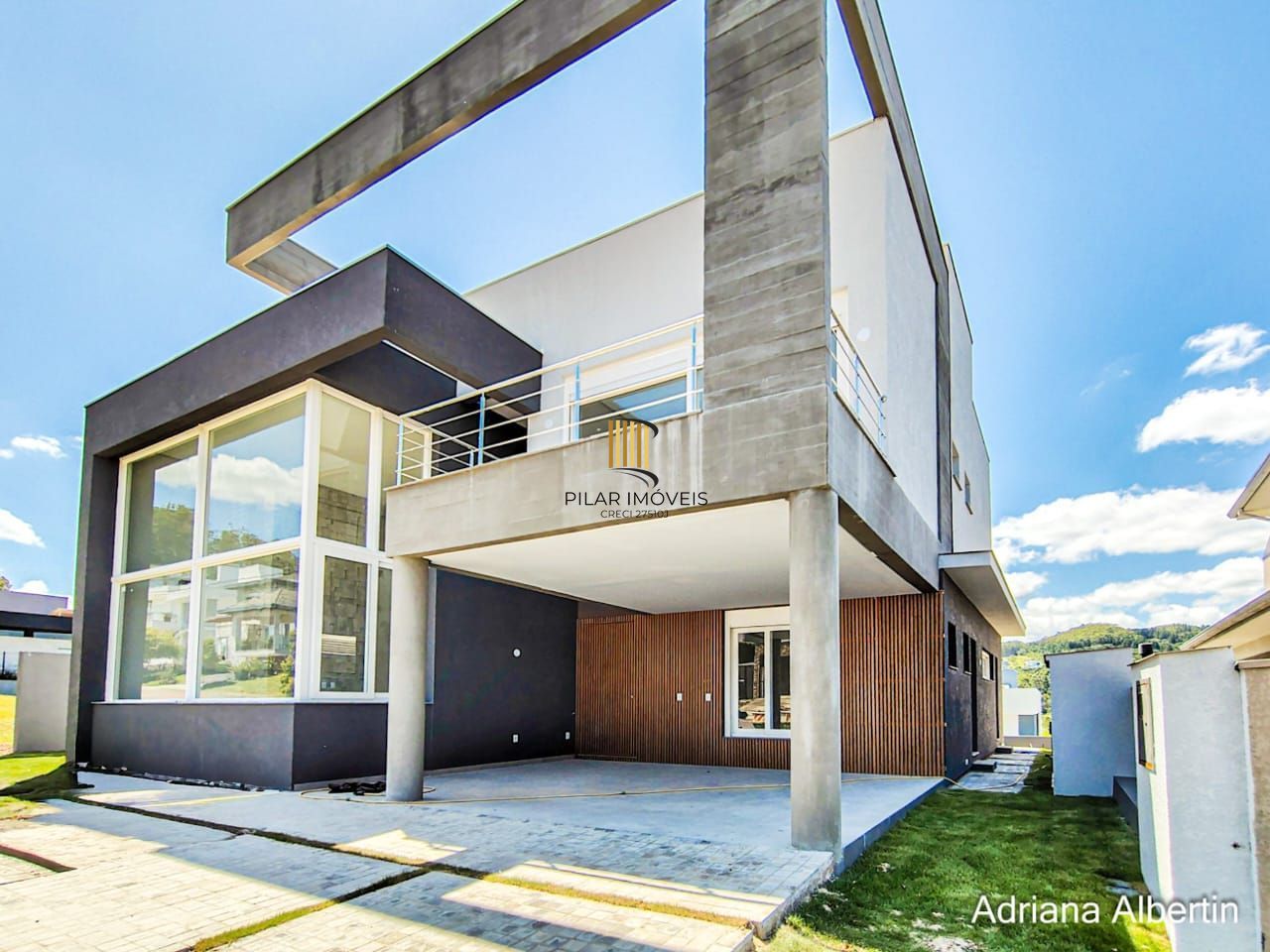 Casa em Alphaville com 3 suítes e pátio amplo