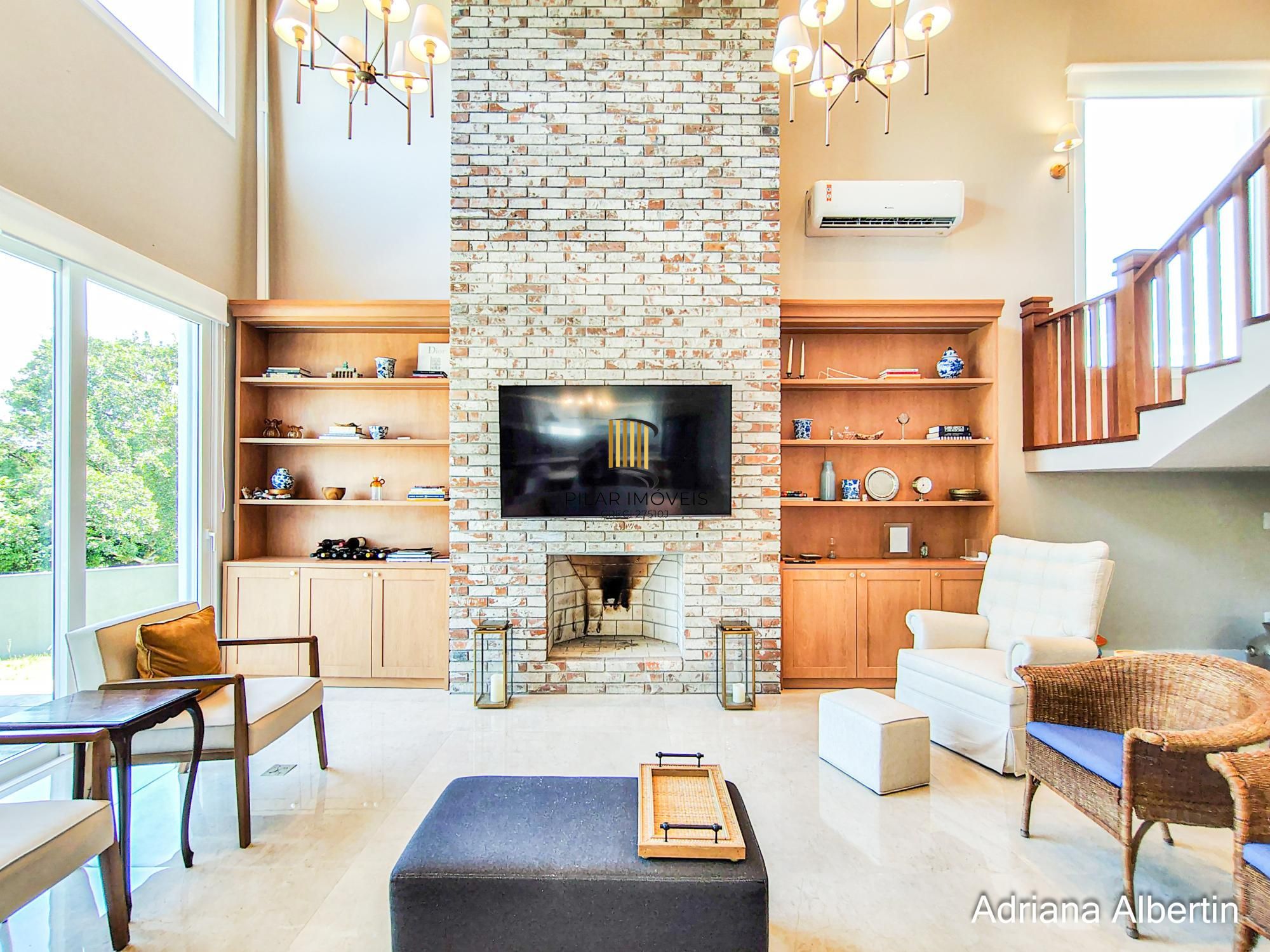 Casa em condomínio Alphaville com 4 suítes e área verde nos fundos