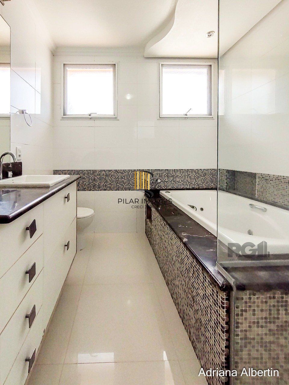 Casa 3 dormitórios no bairro Guarujá