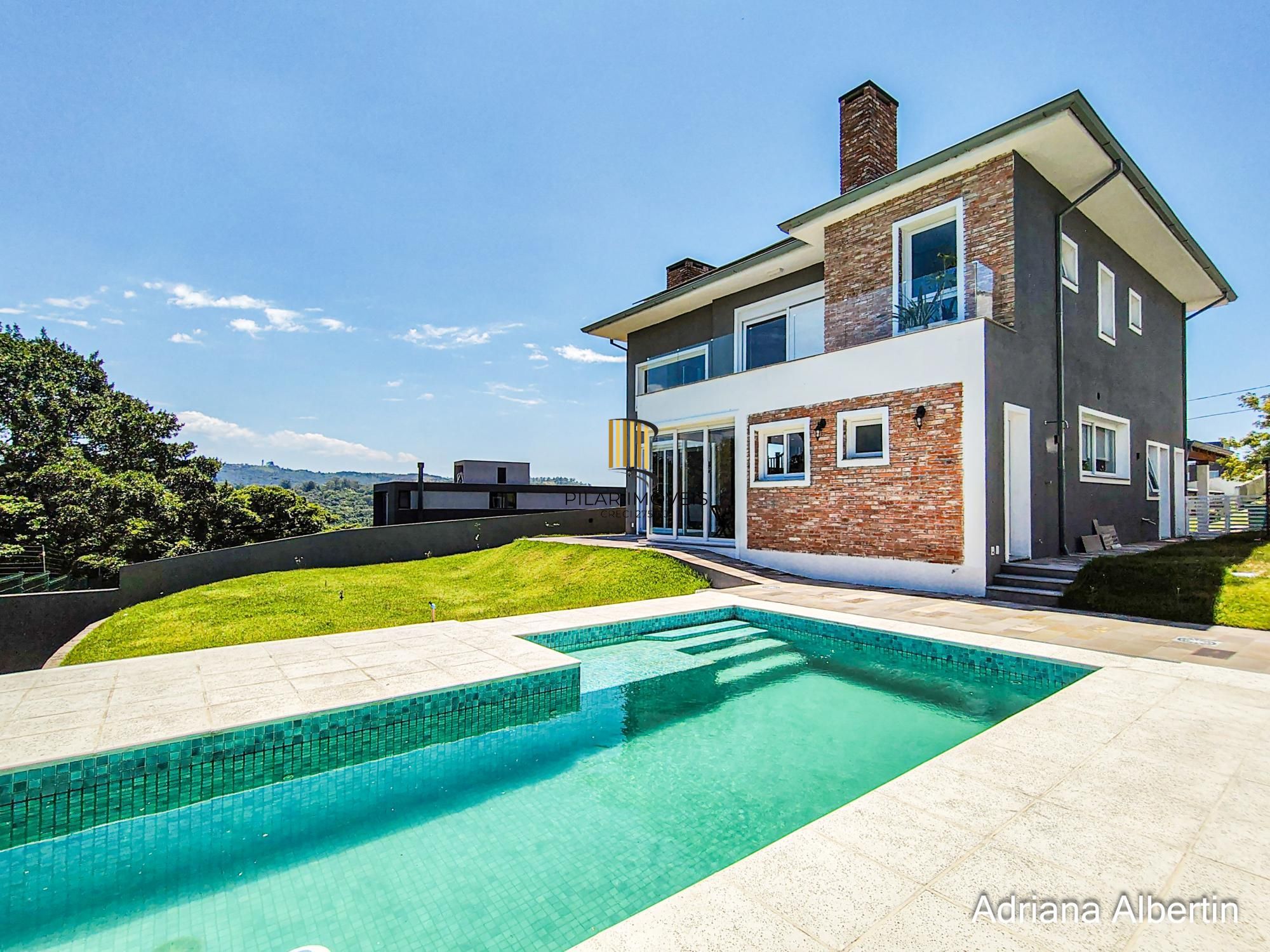 Casa em condomínio Alphaville com 4 suítes e área verde nos fundos