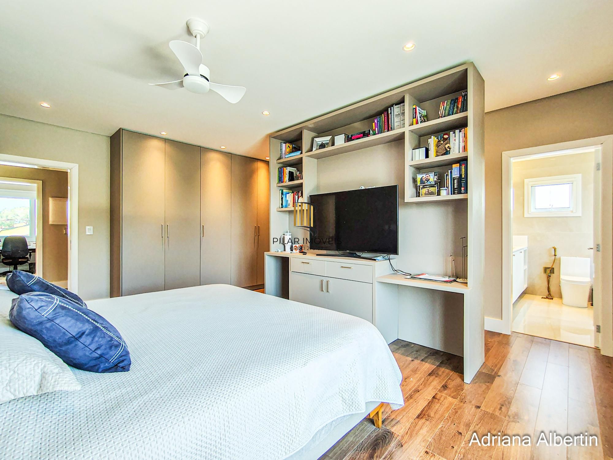 Casa em condomínio Alphaville com 4 suítes e área verde nos fundos