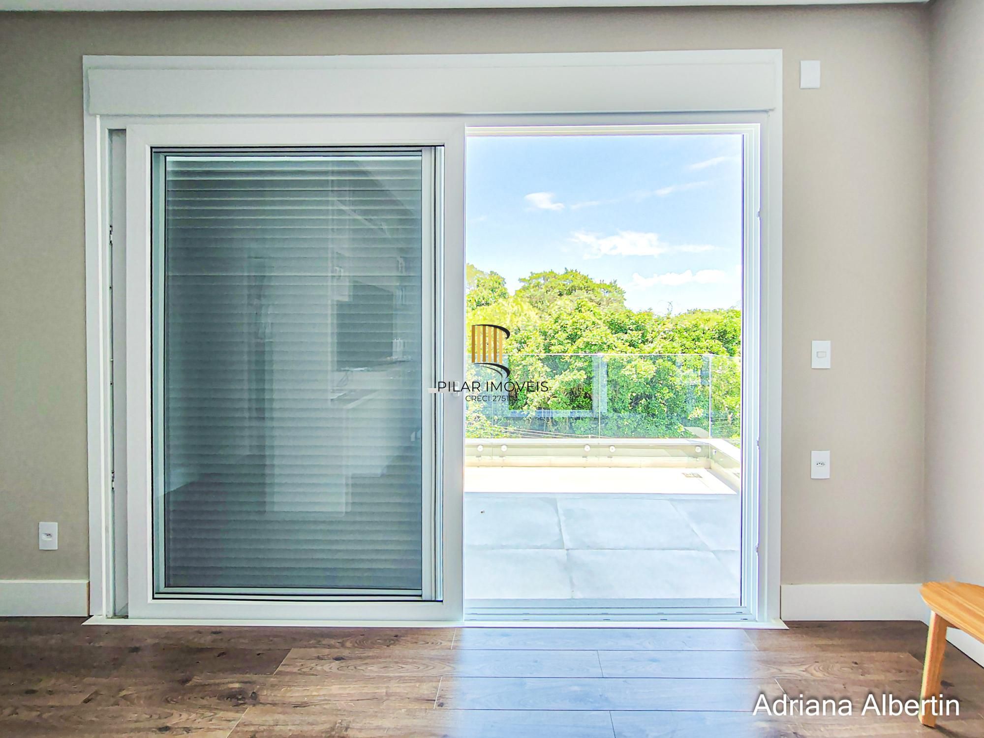 Casa em condomínio Alphaville com 4 suítes e área verde nos fundos
