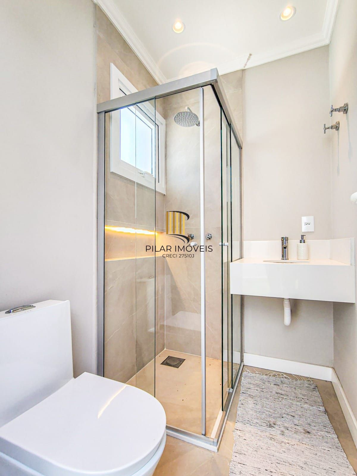 Casa mobiliada em condomínio Alphaville com 4 suítes, área verde nos fundos e piscina