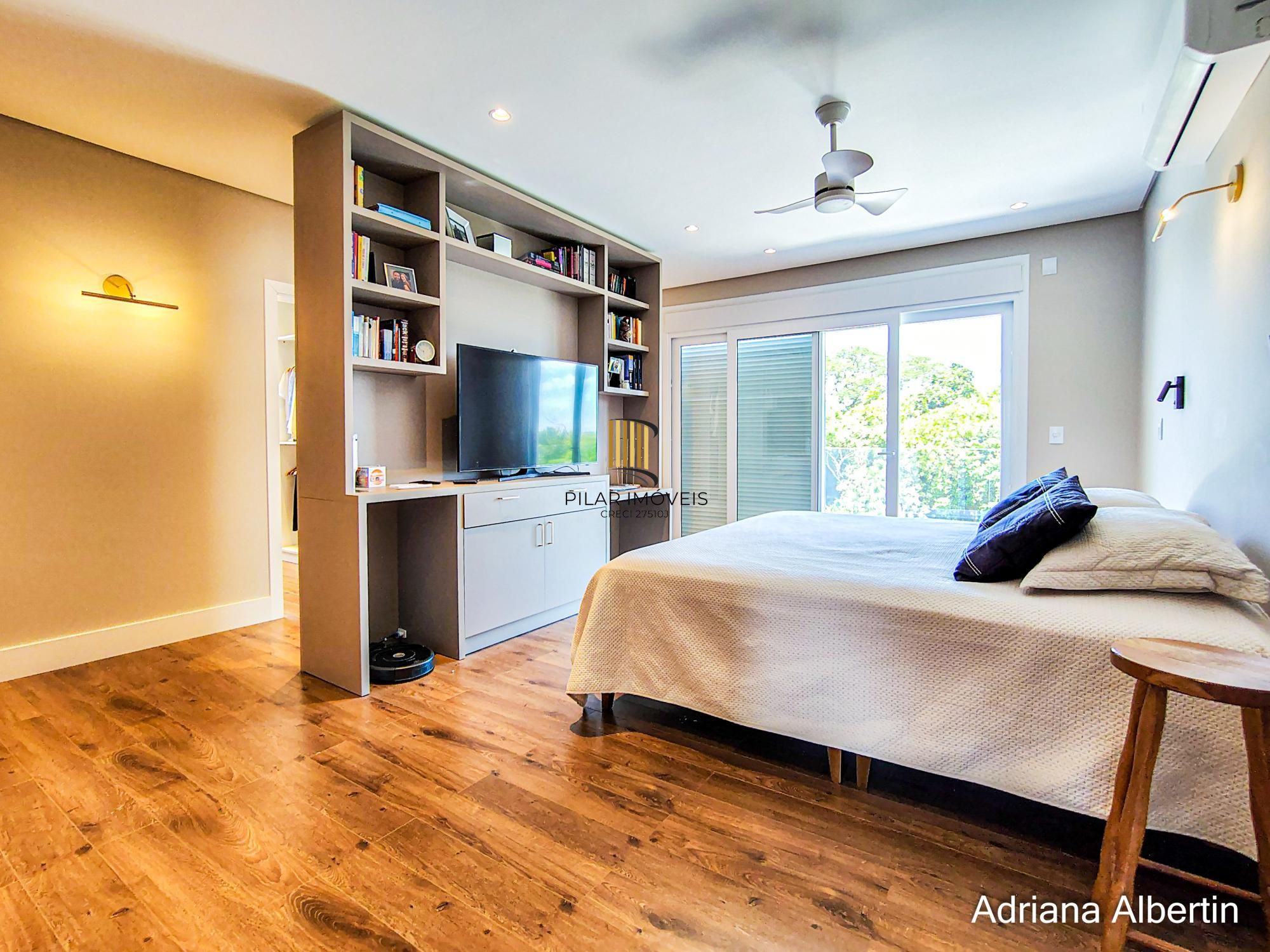 Casa em condomínio Alphaville com 4 suítes e área verde nos fundos