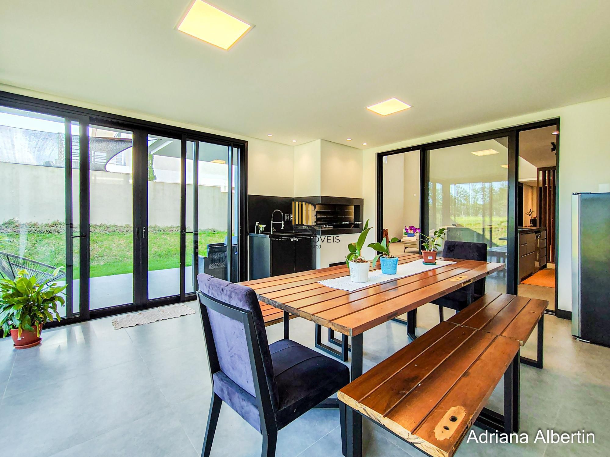 Casa com 345m², piscina e vista para o Guaiba