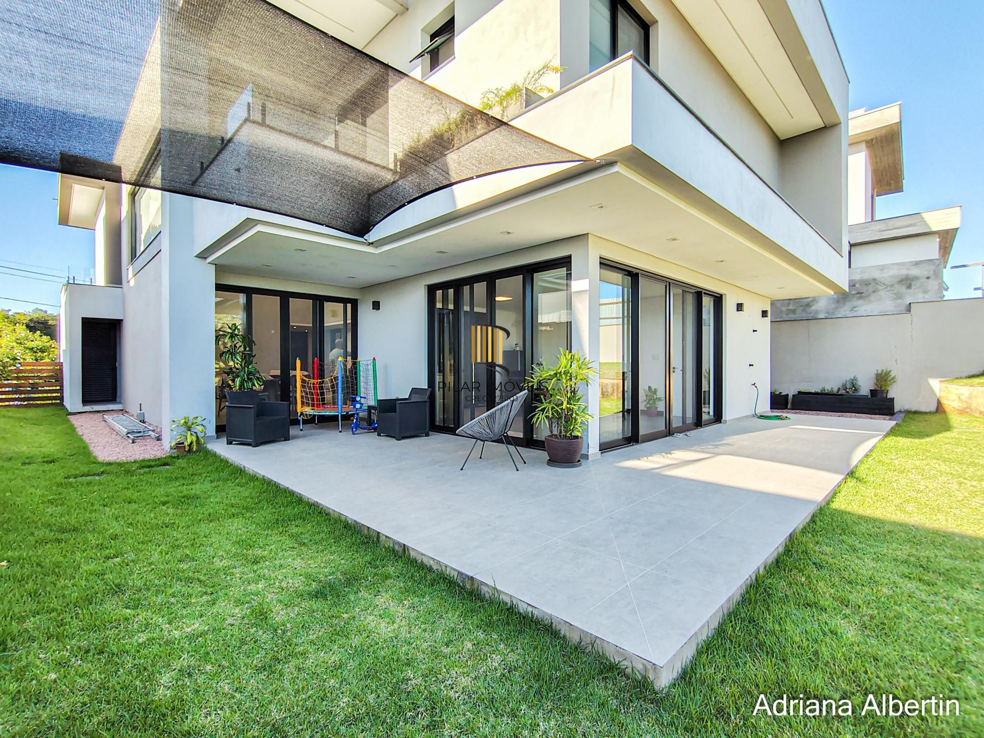 Casa com 345m², piscina e vista para o Guaiba