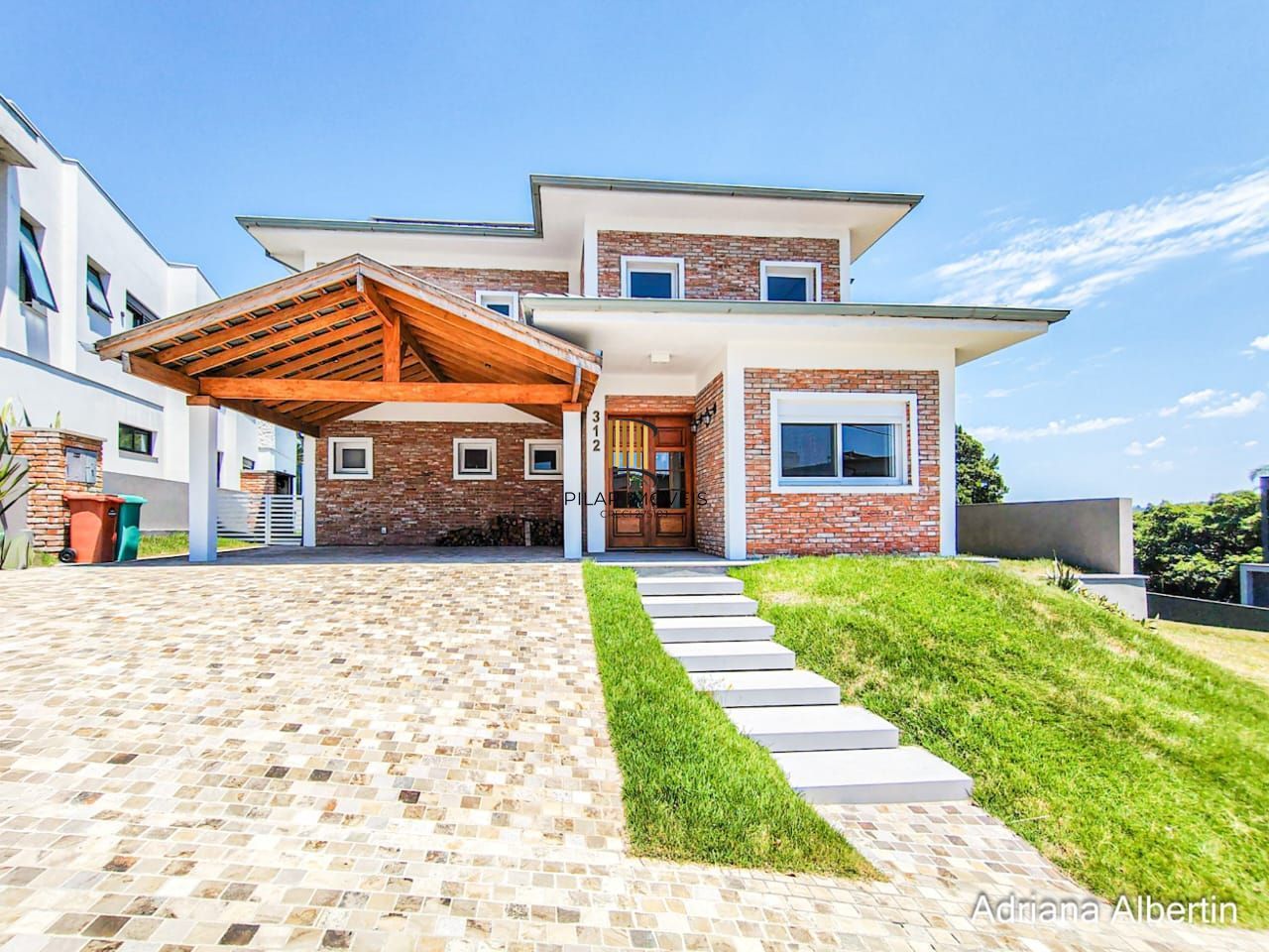 Casa em condomínio Alphaville com 4 suítes e área verde nos fundos