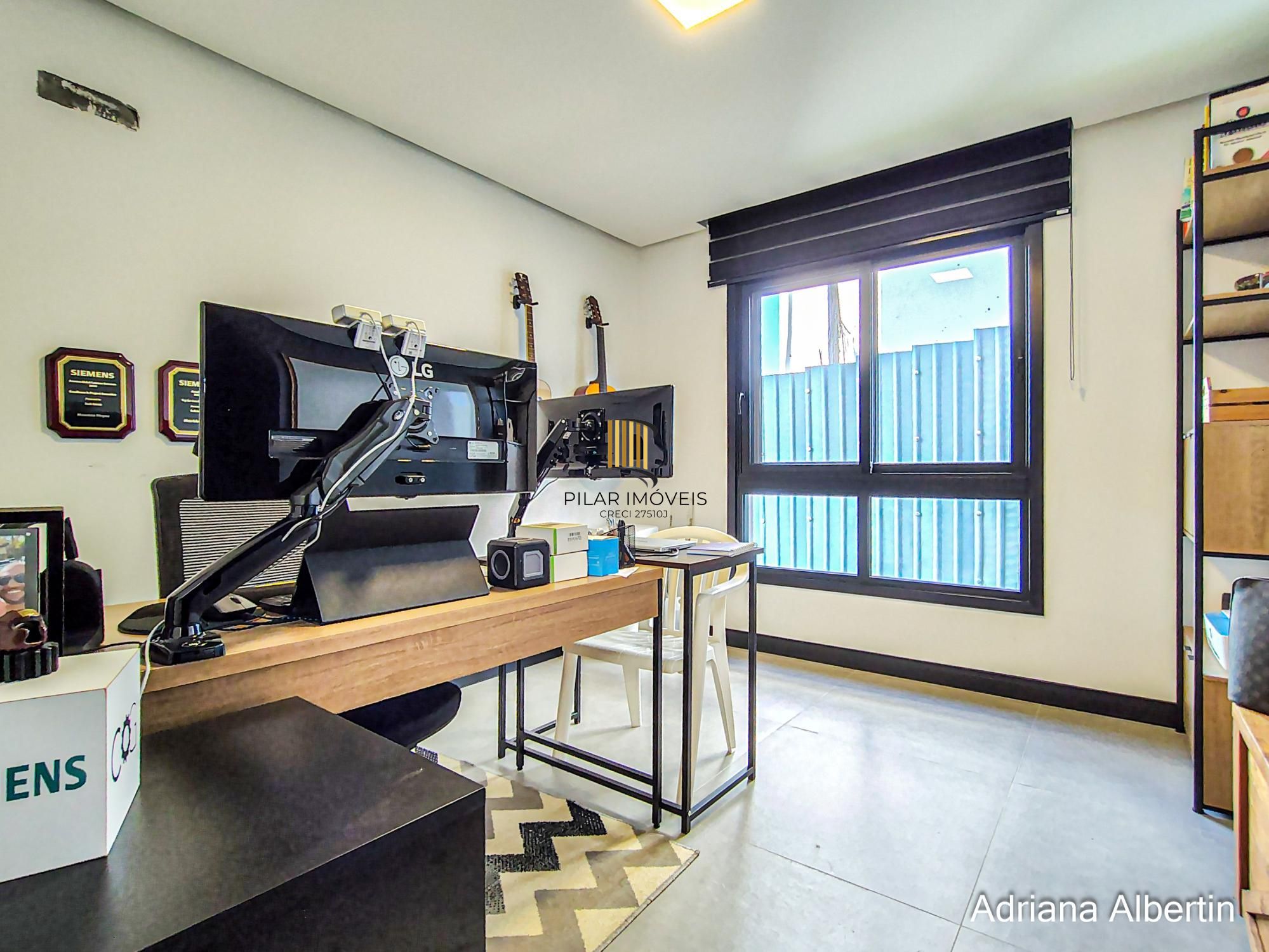 Casa com 345m², piscina e vista para o Guaiba