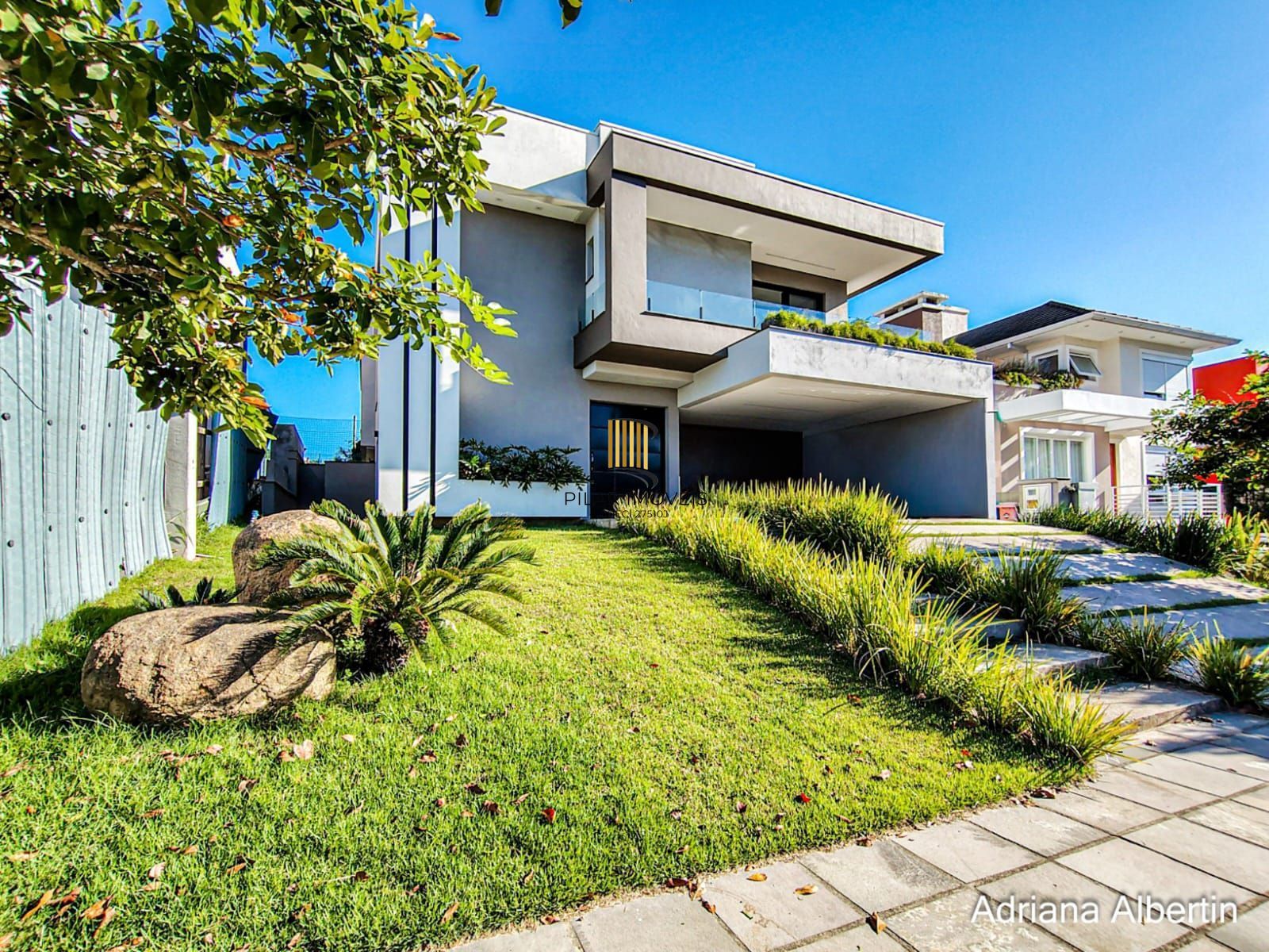 Casa com 345m², piscina e vista para o Guaiba