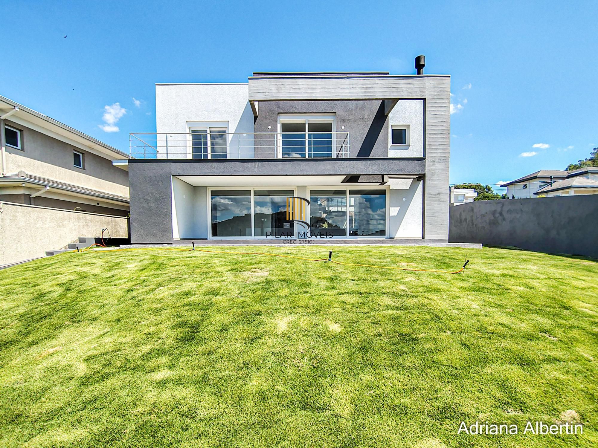 Casa em Alphaville com 3 suítes e pátio amplo