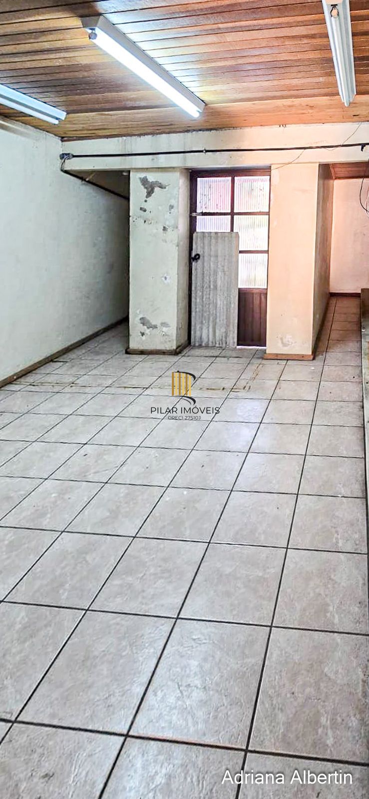 Prédio comercial com 239m²