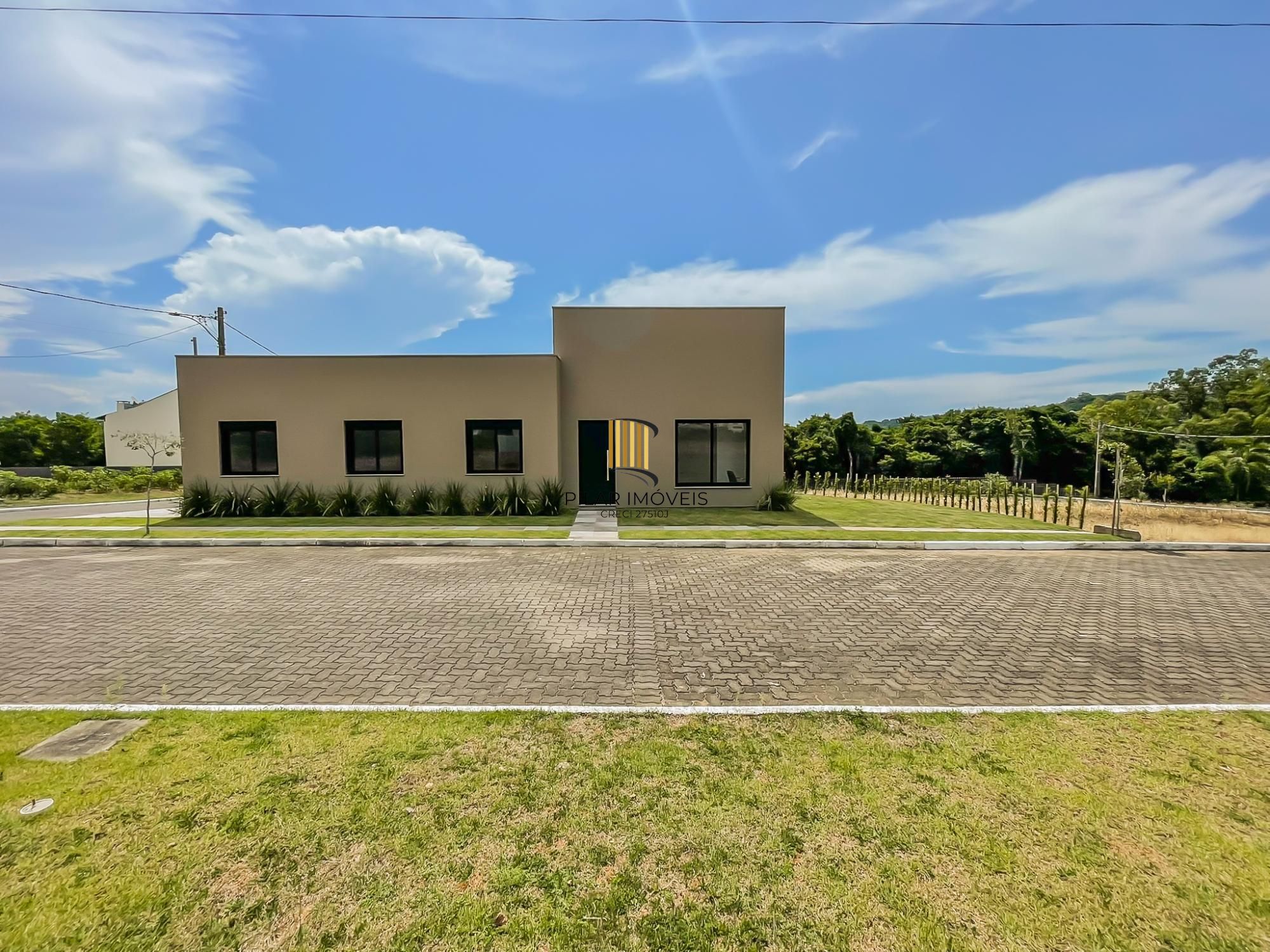 Casa térrea com 100m² privativo, em condomínio fechado na Estrada Jorge Pereira Nunes