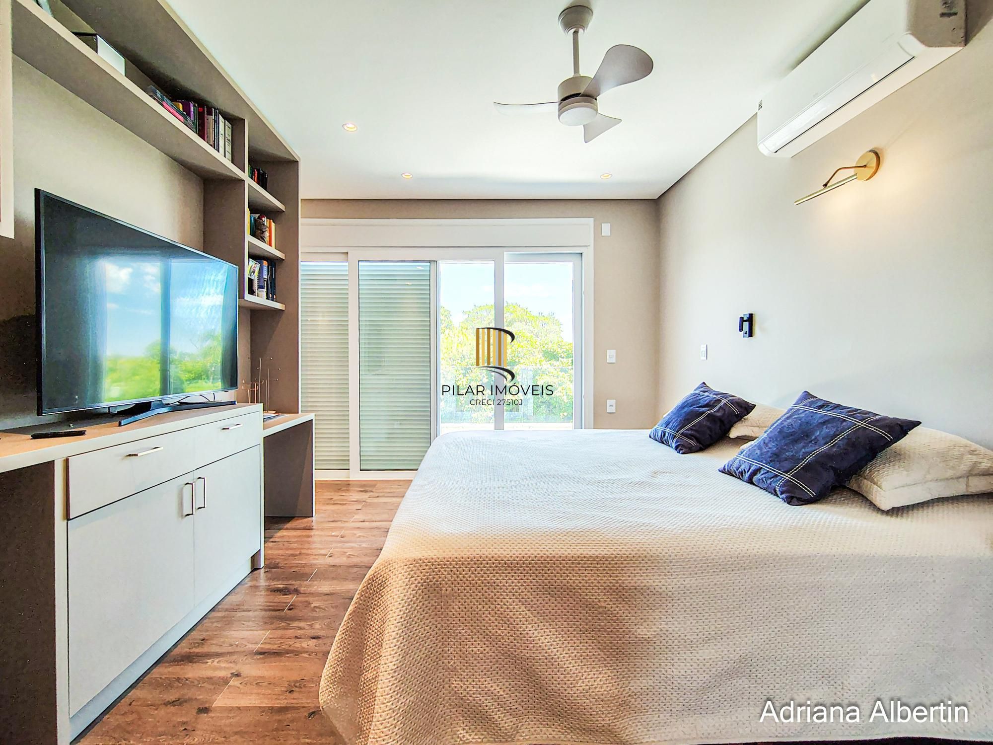 Casa em condomínio Alphaville com 4 suítes e área verde nos fundos