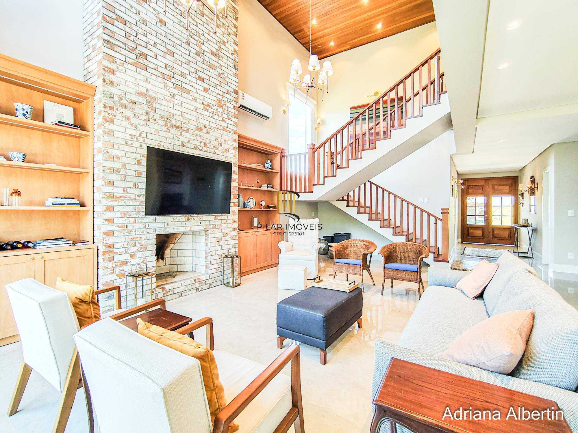 Casa em condomínio Alphaville com 4 suítes e área verde nos fundos