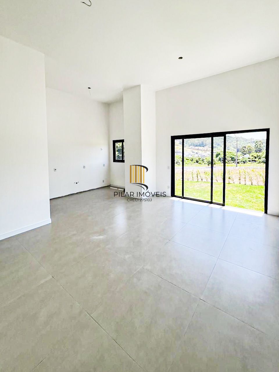 Casa térrea com 100m² privativo, em condomínio fechado na Estrada Jorge Pereira Nunes