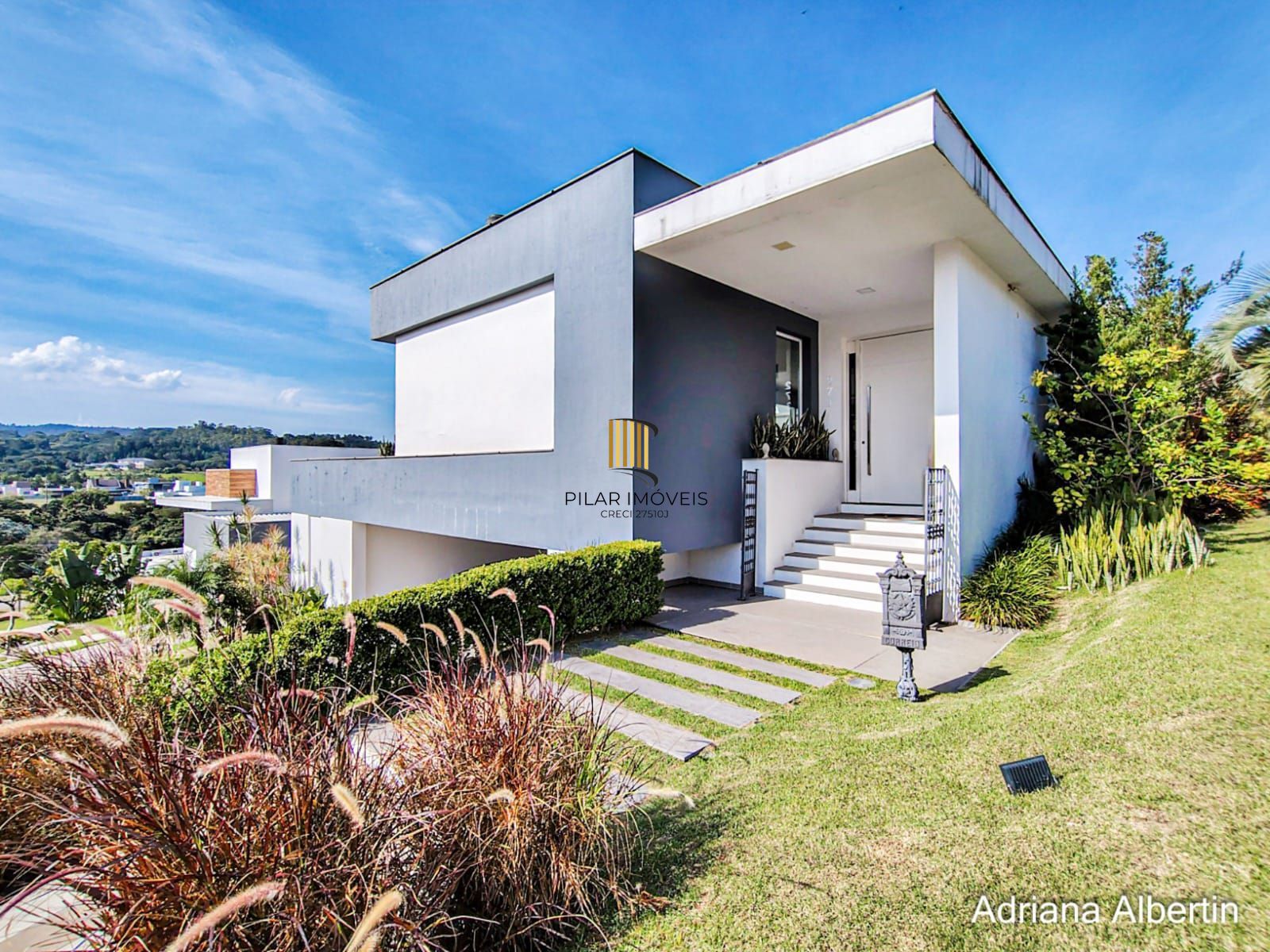 Casa com 660m² no Alphaville Porto Alegre para quem quer espaço, vista e personalidade — sem cair no padrão genérico