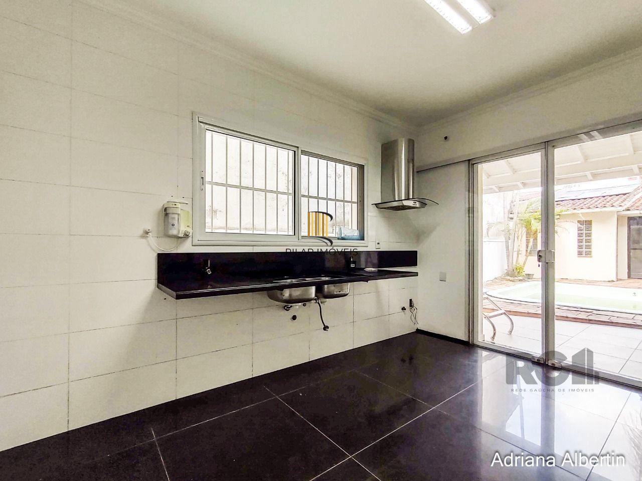 Casa 3 dormitórios no bairro Guarujá