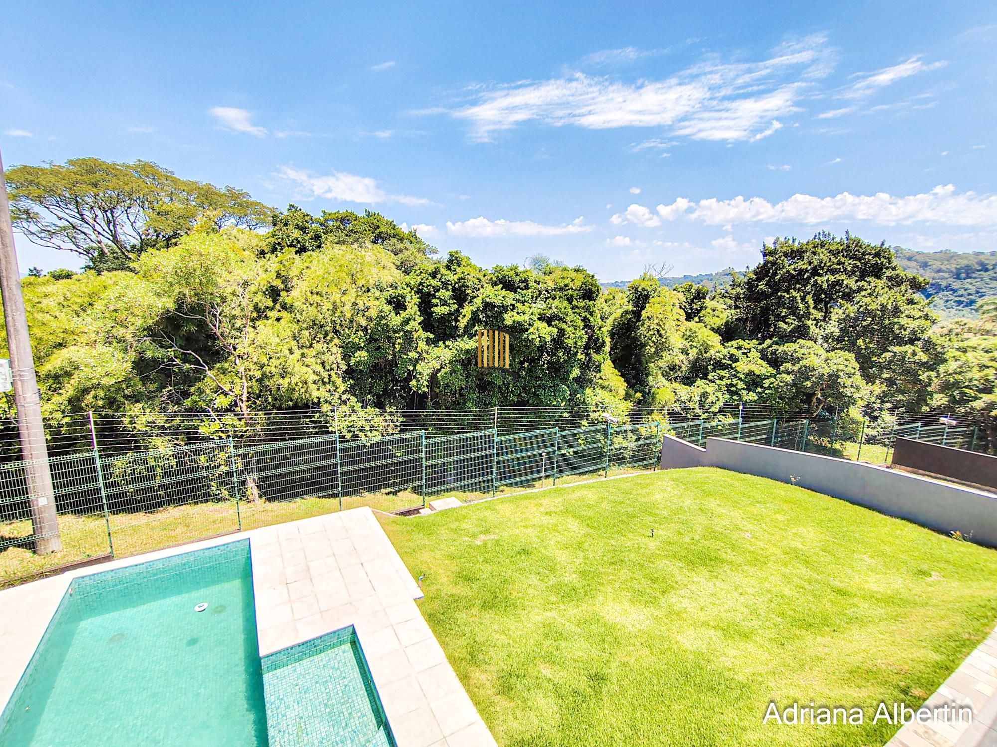 Casa em condomínio Alphaville com 4 suítes e área verde nos fundos