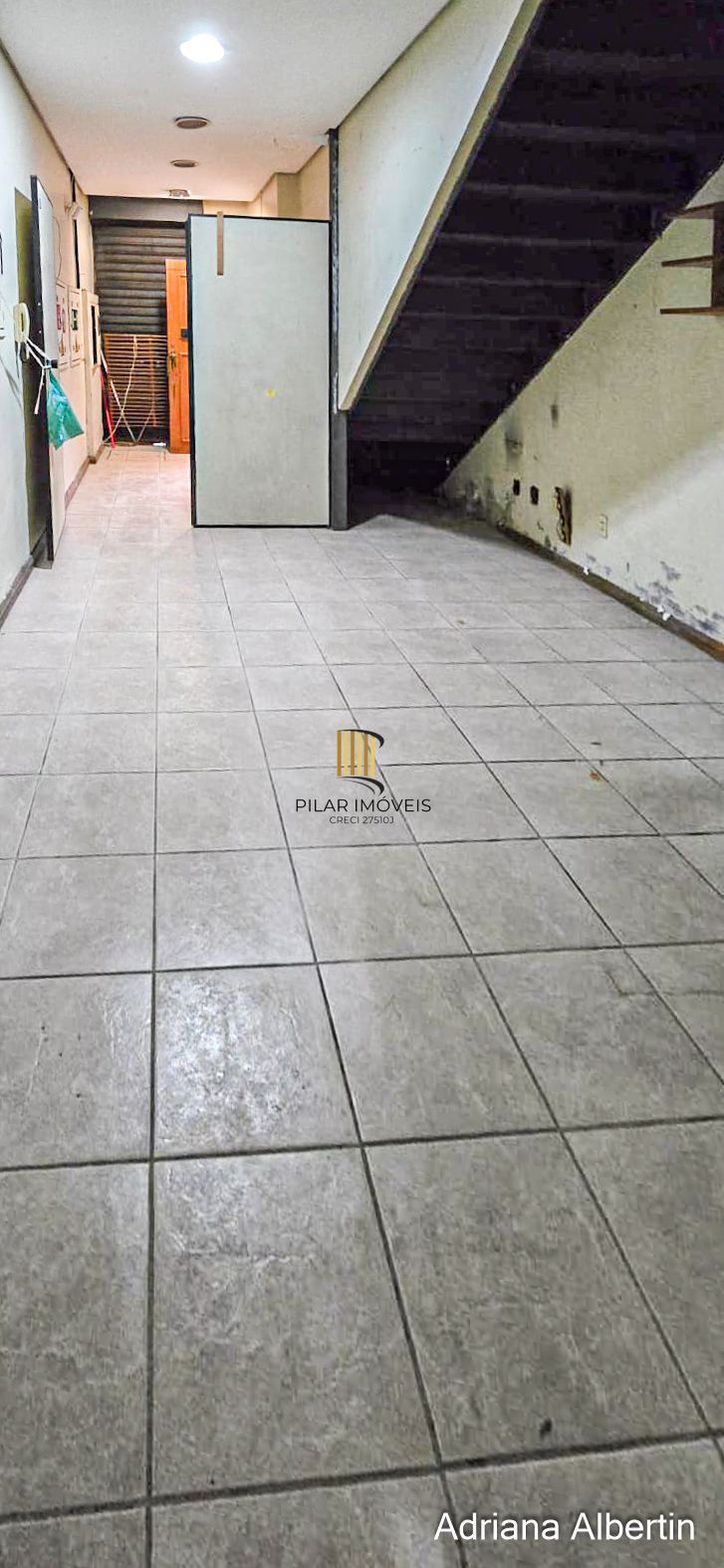 Prédio comercial com 239m²