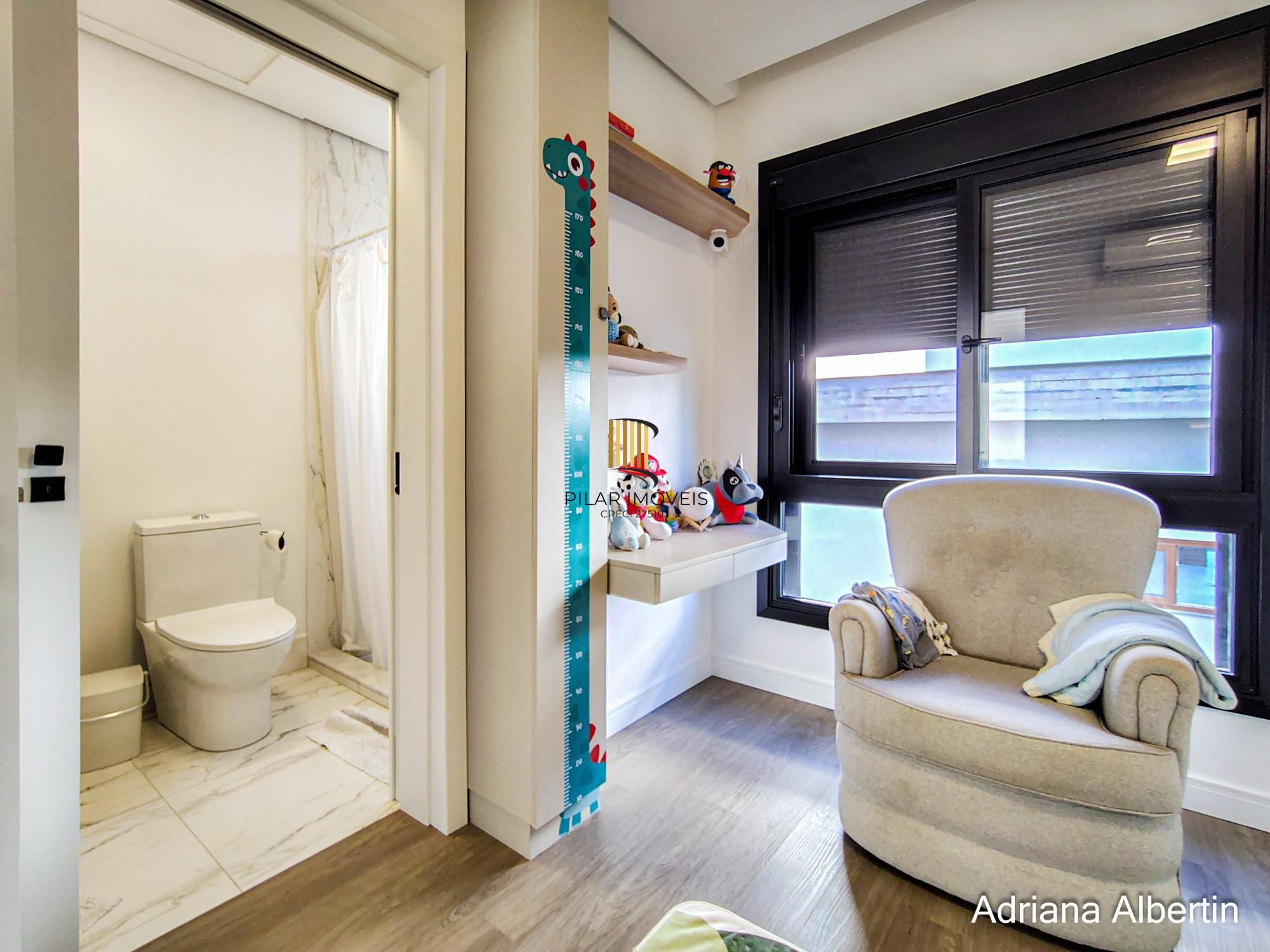 Casa com 345m², piscina e vista para o Guaiba