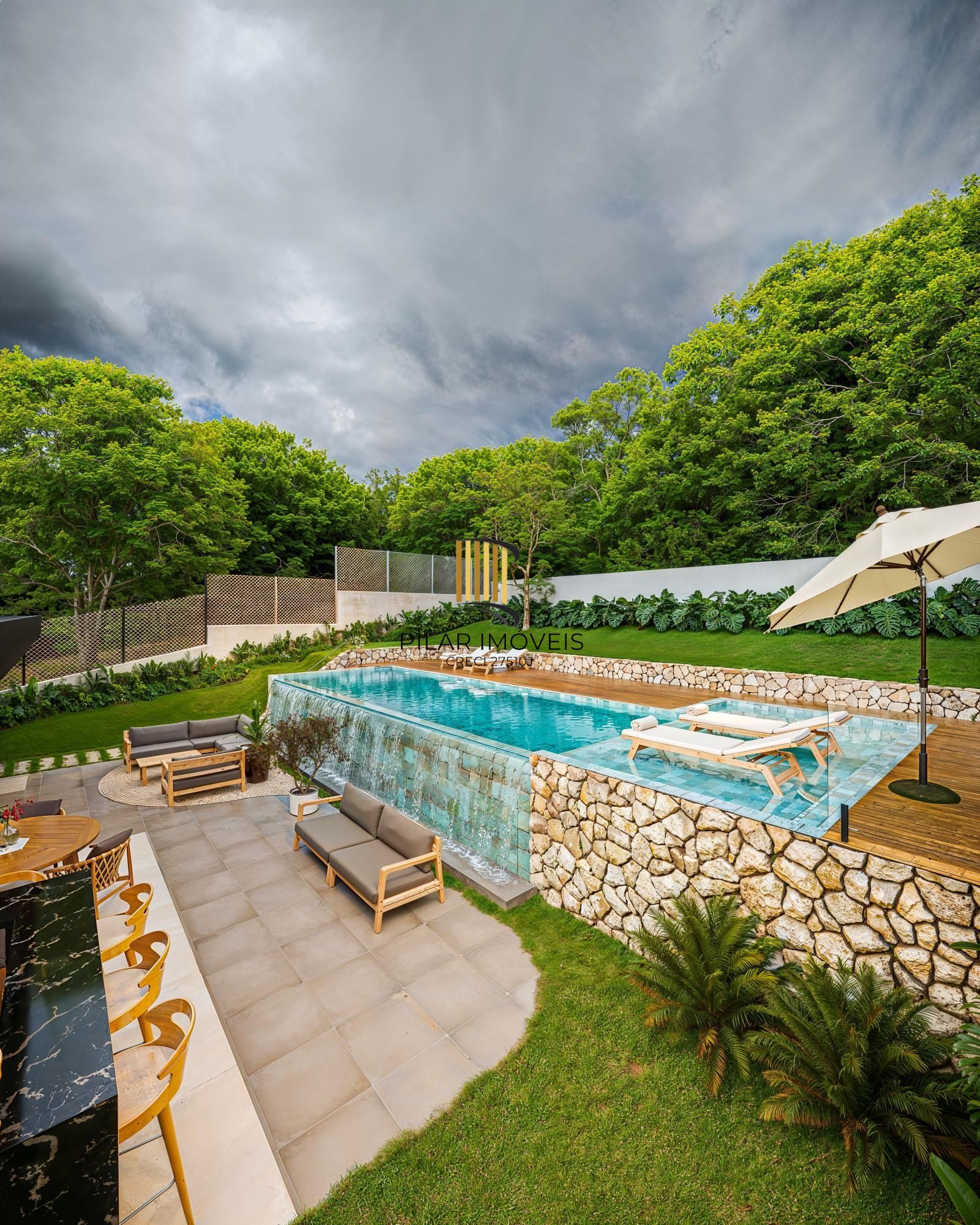 Casa em condomínio no Alphaville com 4 suítes e área gourmet