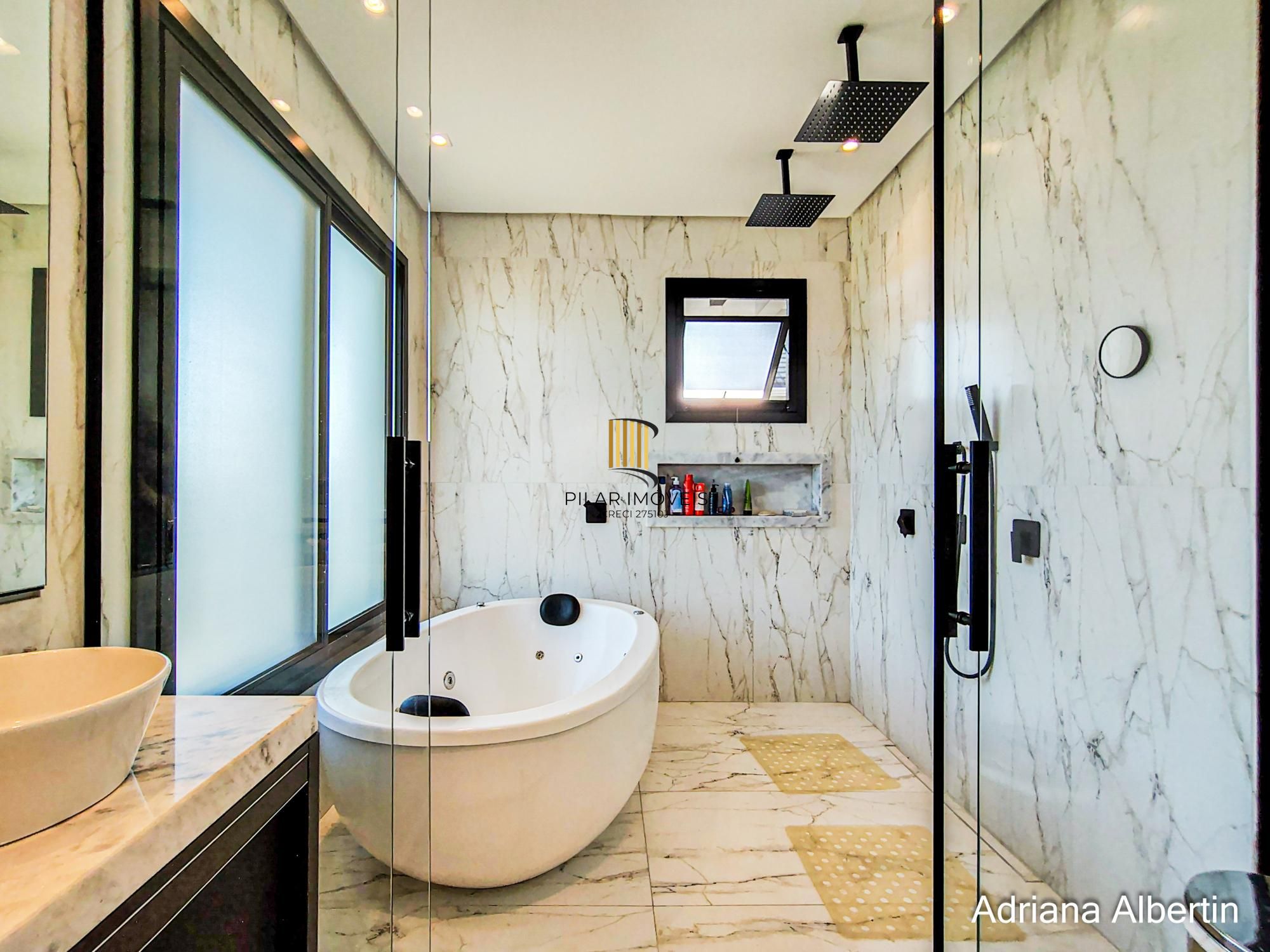 Casa com 345m², piscina e vista para o Guaiba