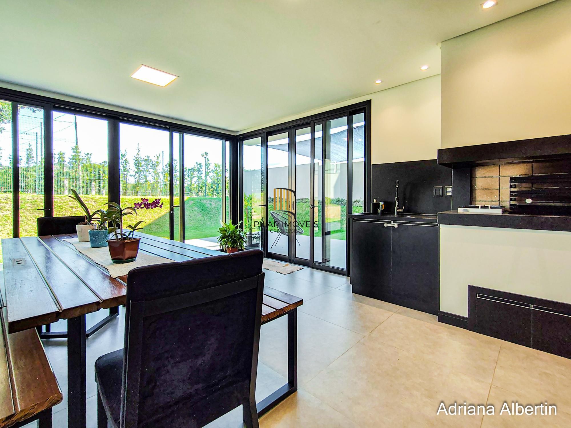 Casa com 345m², piscina e vista para o Guaiba