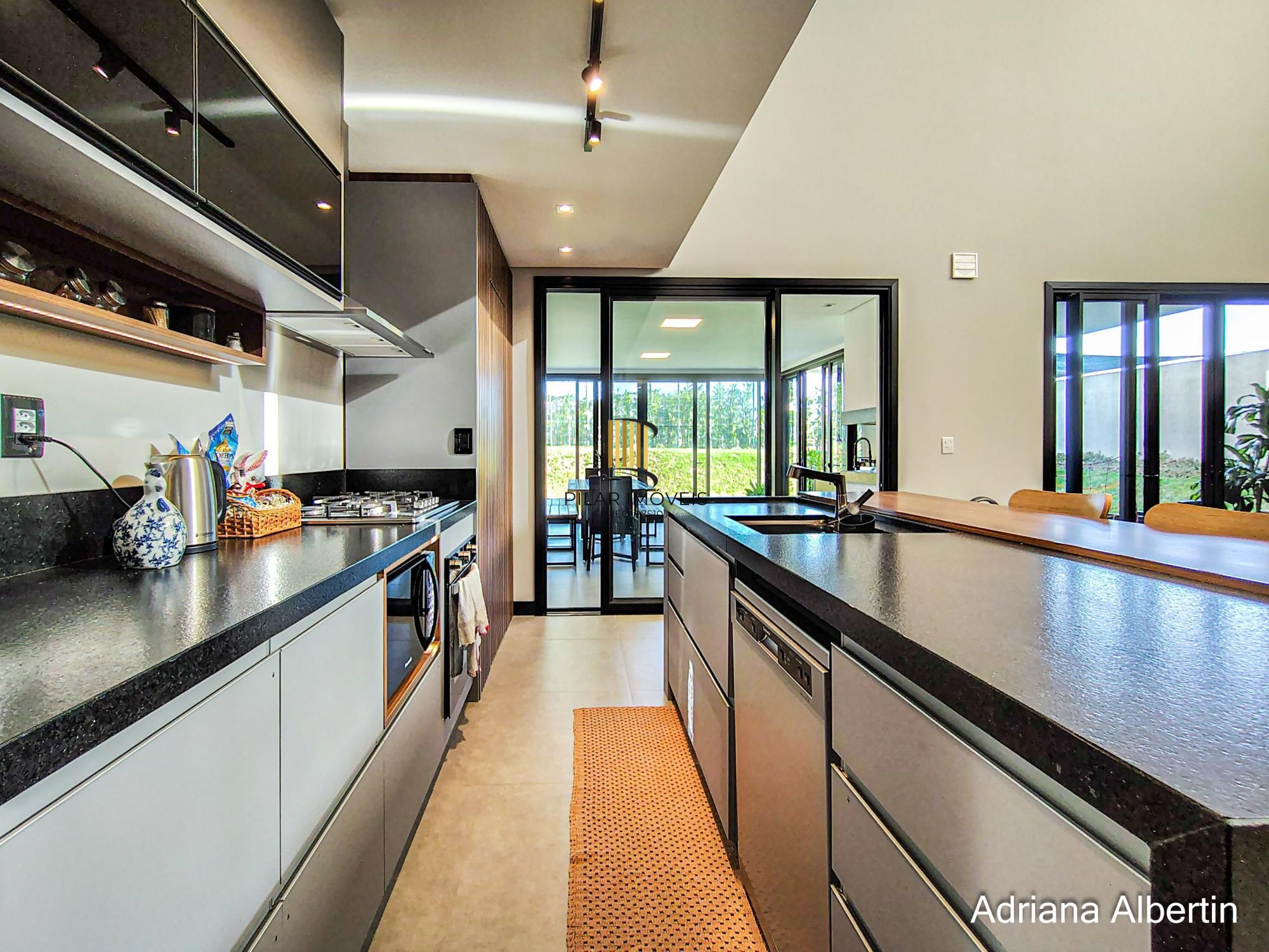 Casa com 345m², piscina e vista para o Guaiba