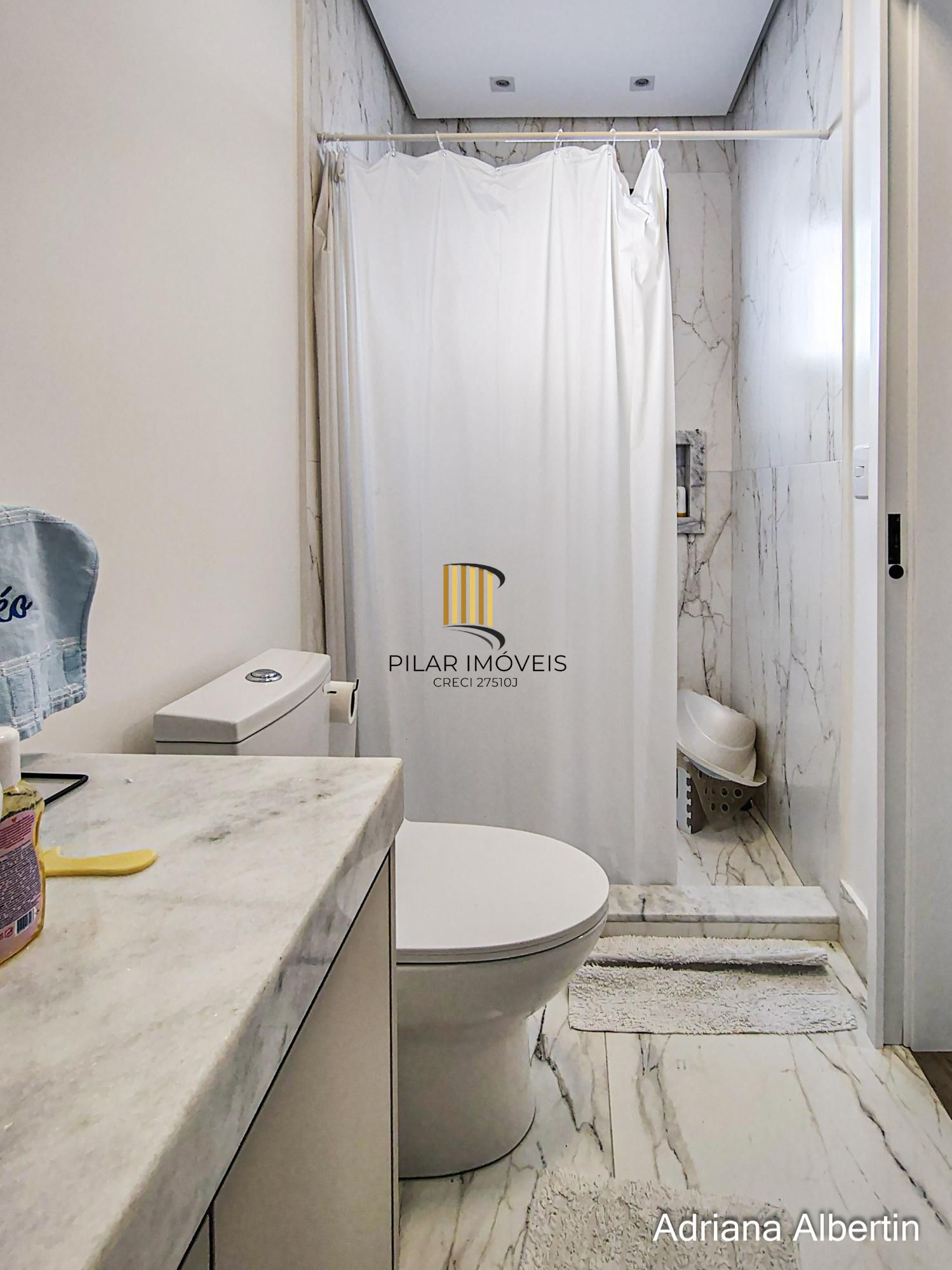 Casa com 345m², piscina e vista para o Guaiba