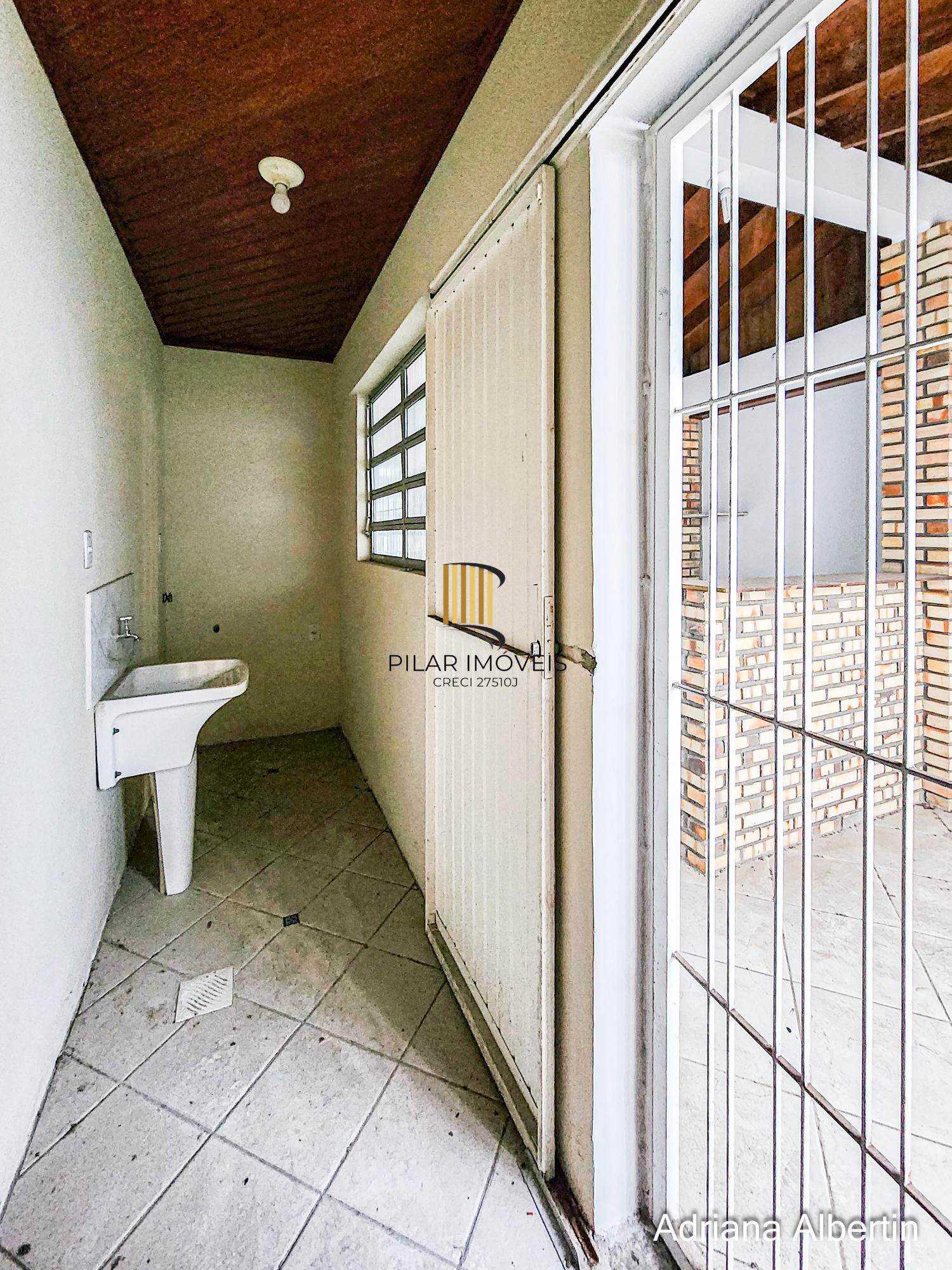 Casa térrea em frente a praça