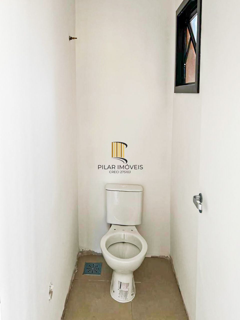 Casa térrea com 100m² privativo, em condomínio fechado na Estrada Jorge Pereira Nunes