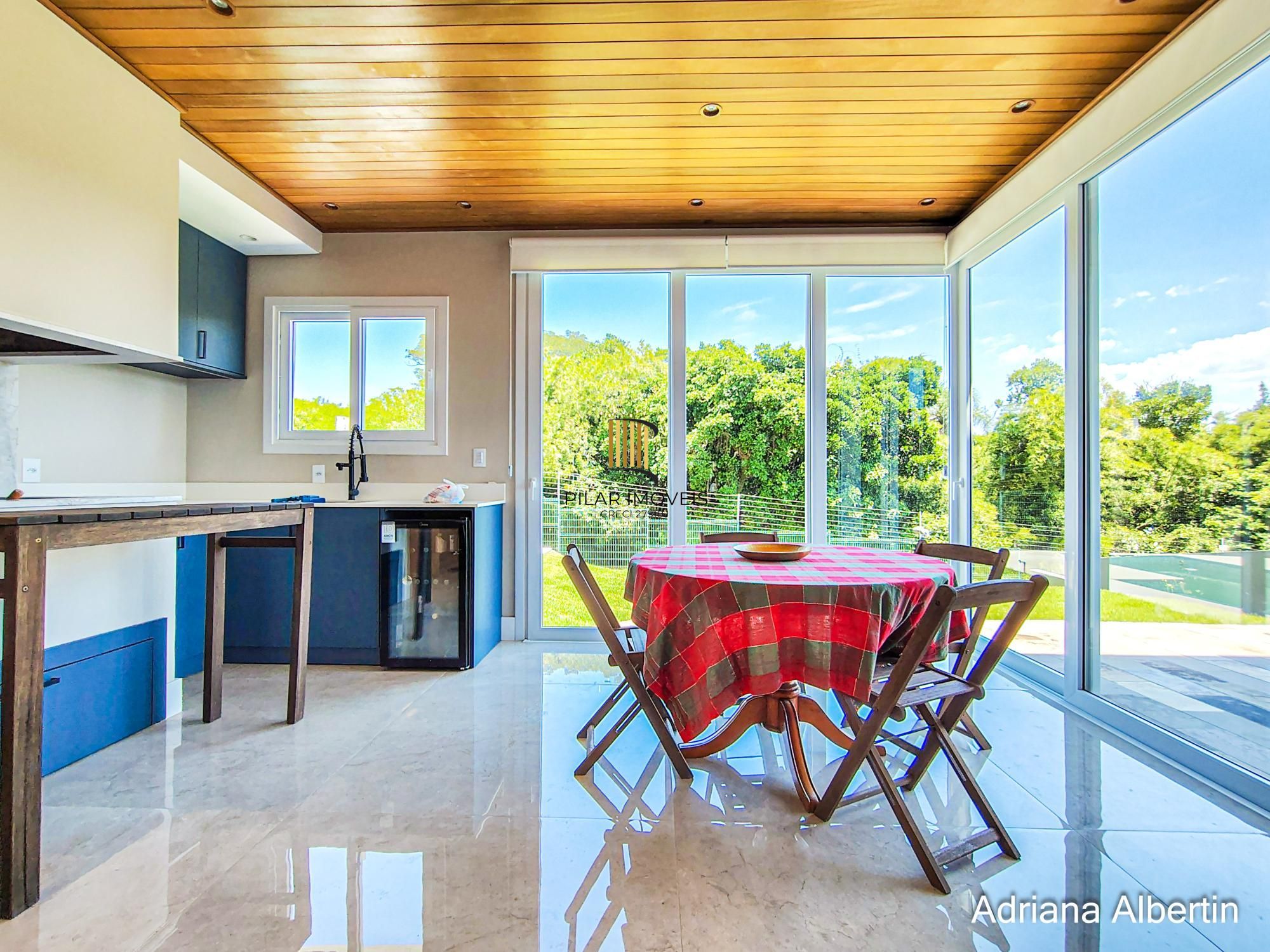 Casa em condomínio Alphaville com 4 suítes e área verde nos fundos