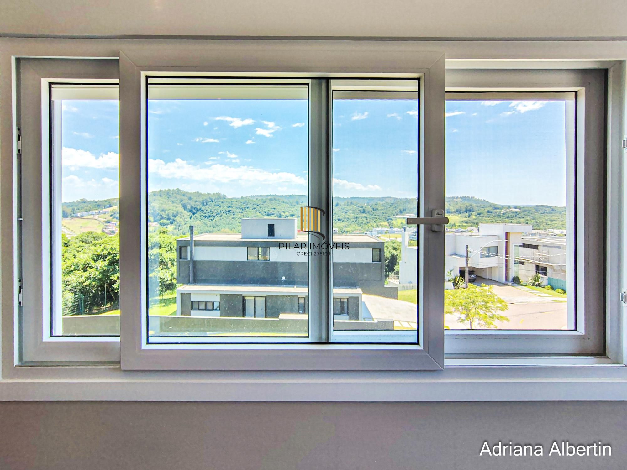 Casa em condomínio Alphaville com 4 suítes e área verde nos fundos