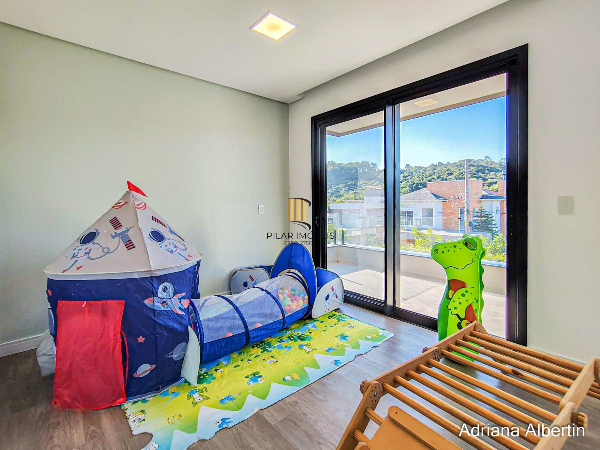 Casa com 345m², piscina e vista para o Guaiba