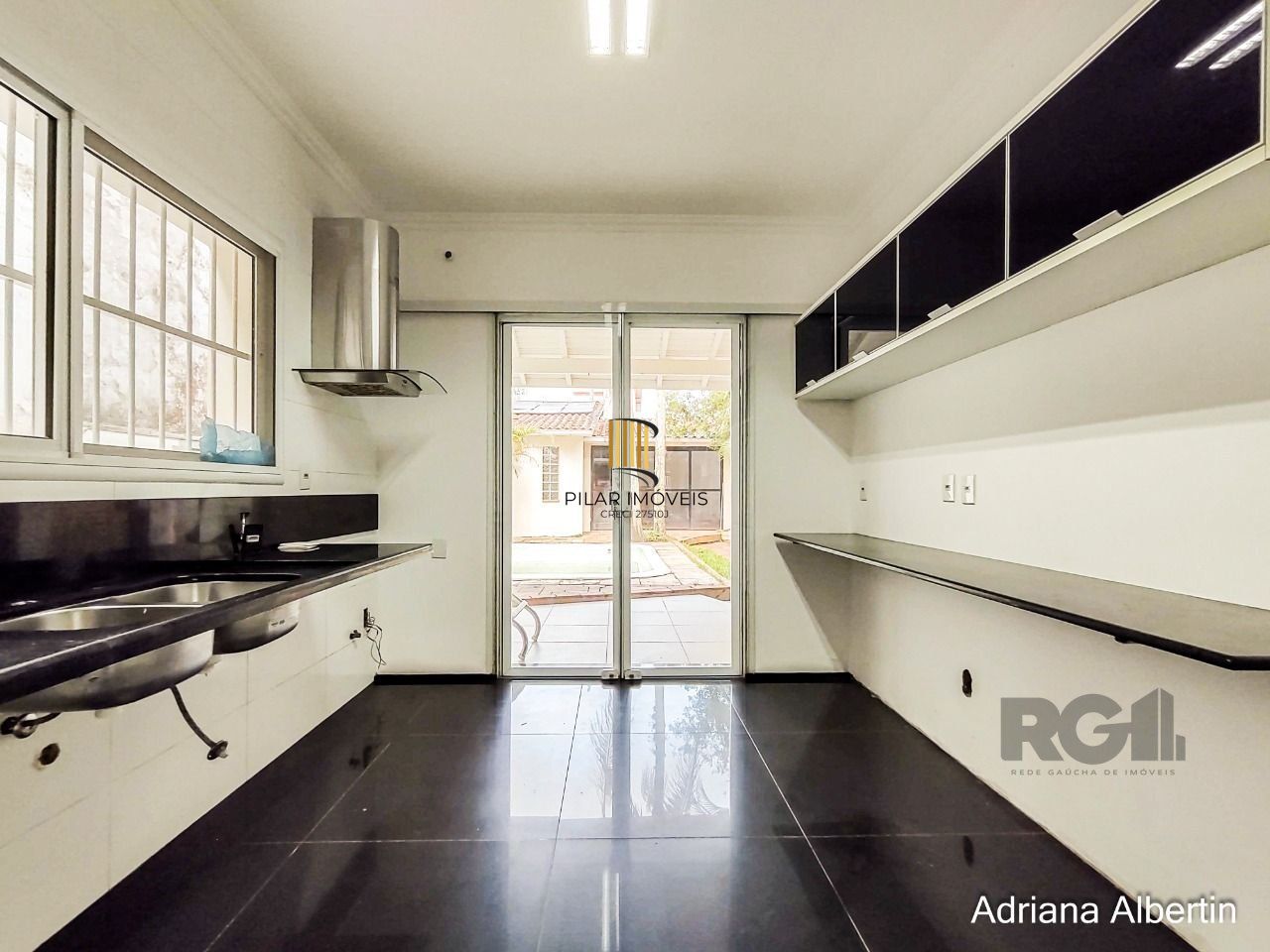 Casa 3 dormitórios no bairro Guarujá