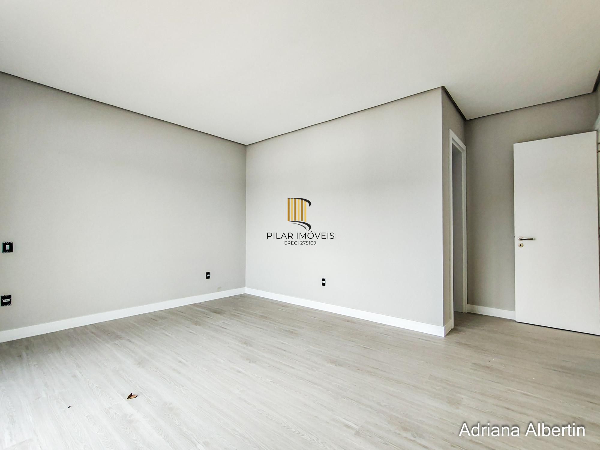 Casa em Alphaville com 3 suítes e pátio amplo