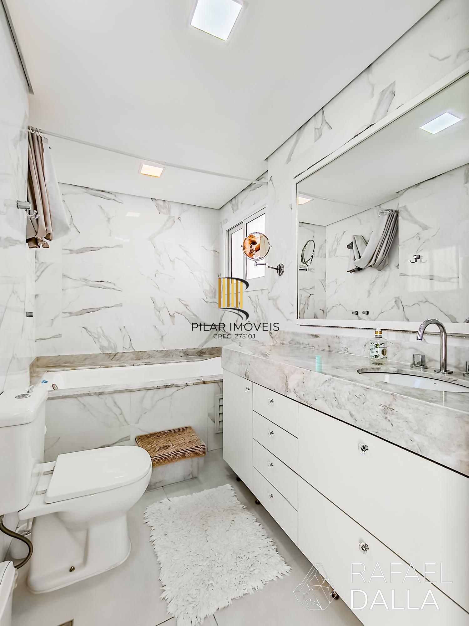 Casa com piscina e 5 vagas em frente ao Zaffari na Luiz Afonso