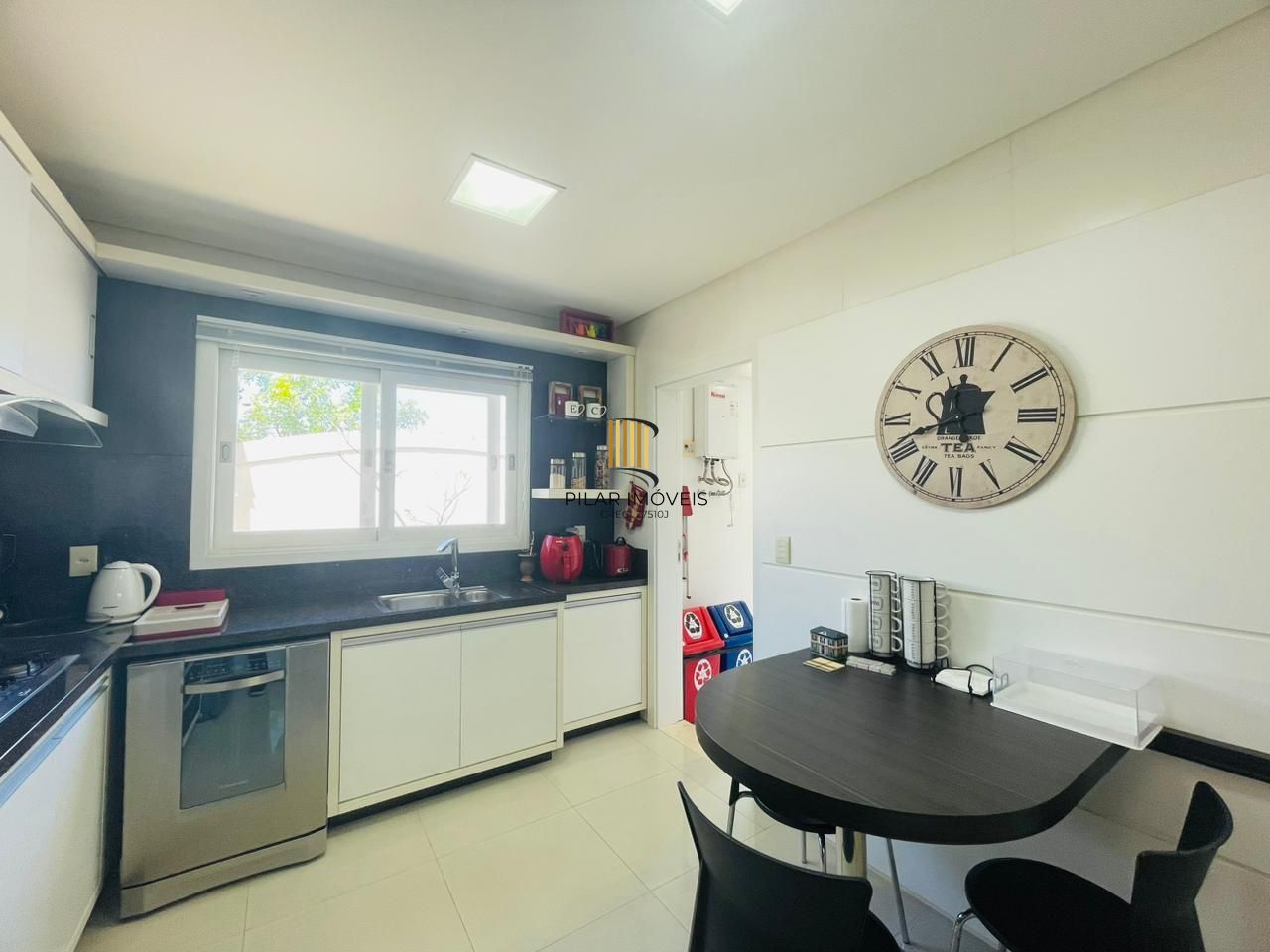 Casa de Condomínio 5 dormitórios no bairro Maristela