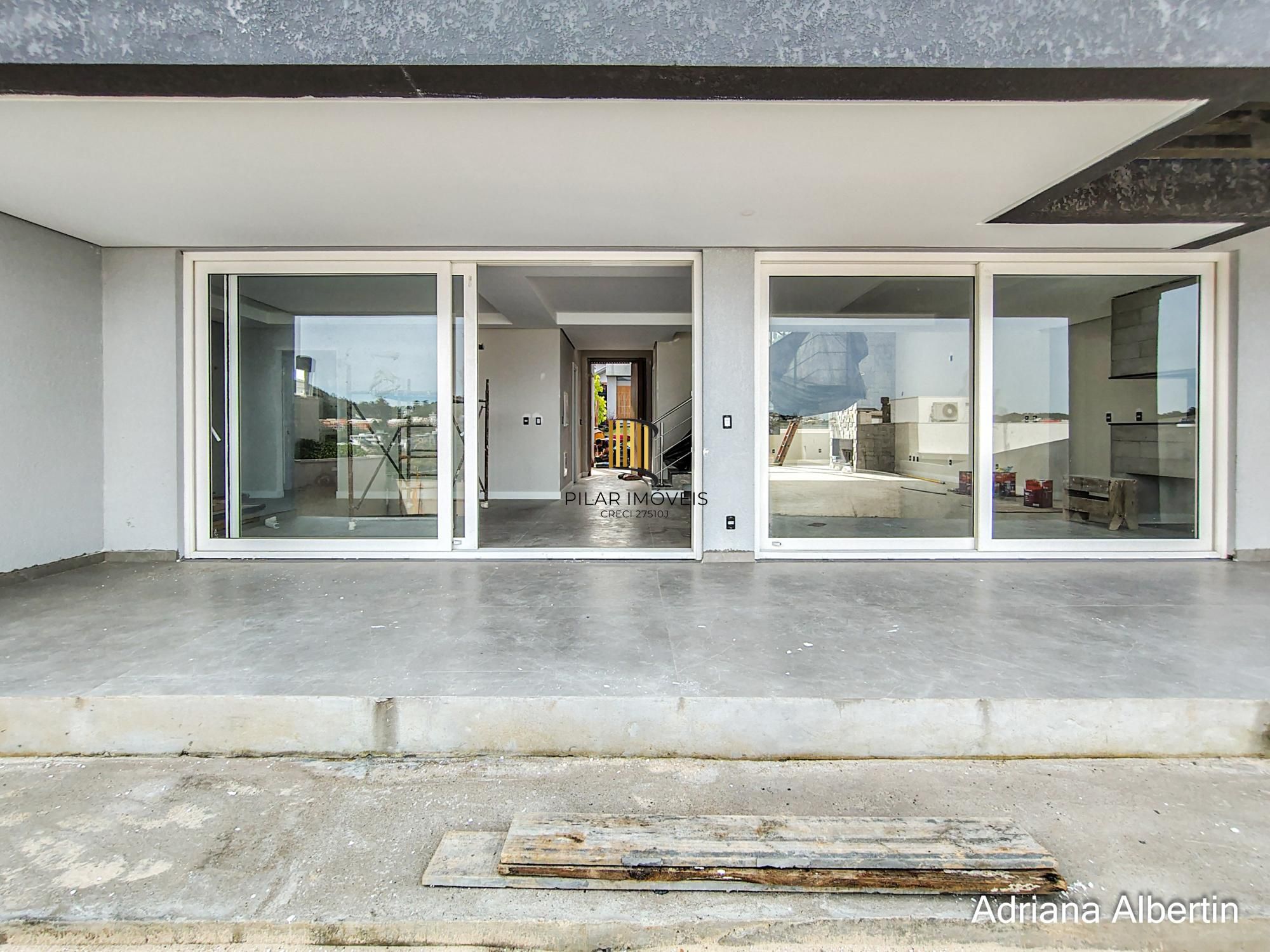 Casa em Alphaville com 3 suítes e pátio amplo