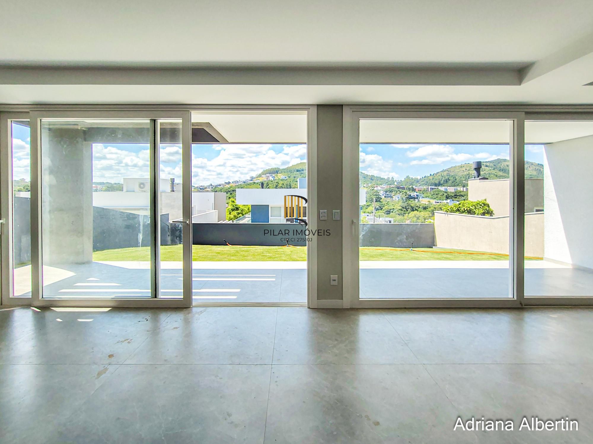 Casa em Alphaville com 3 suítes e pátio amplo