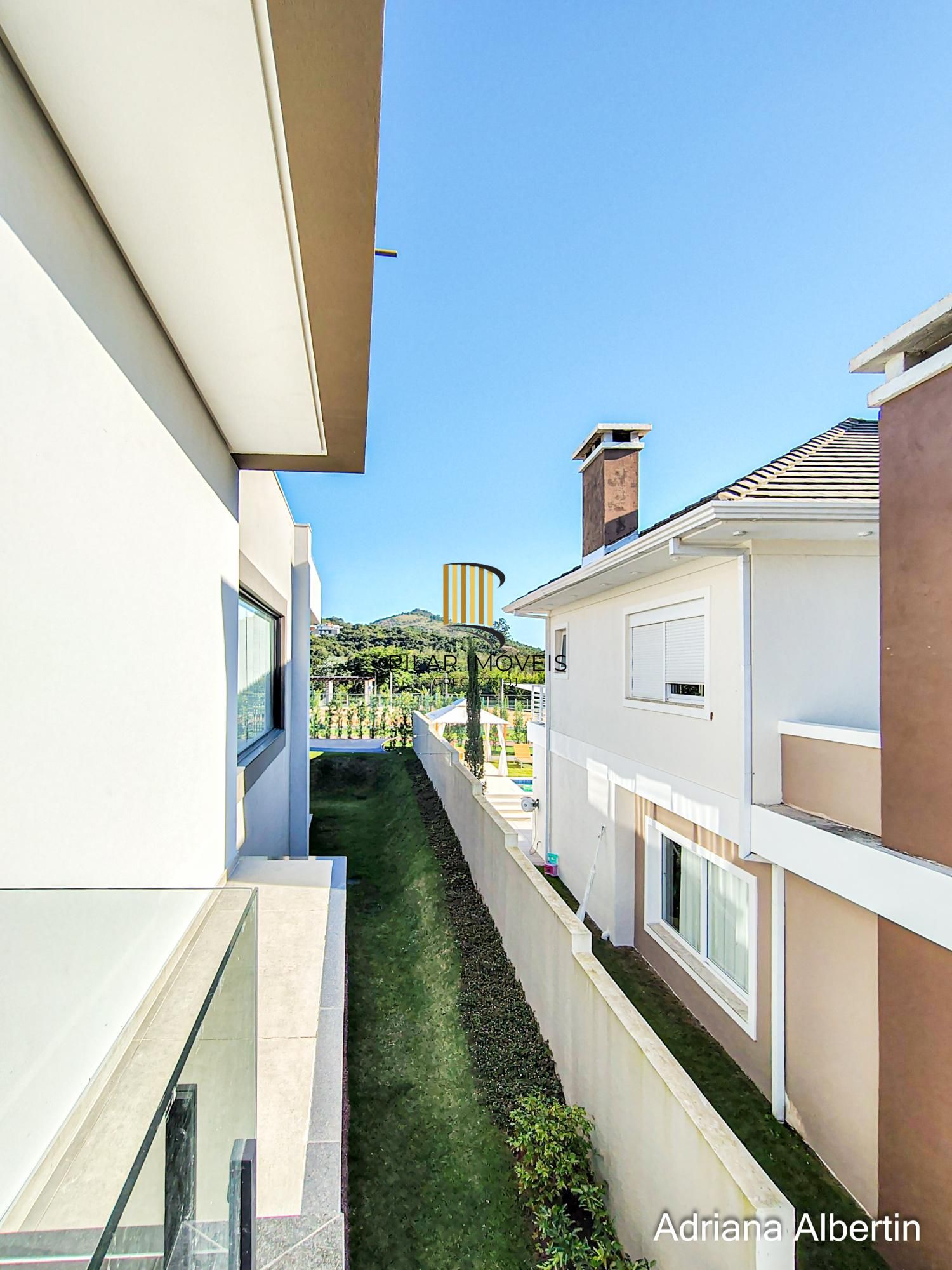 Casa com 345m², piscina e vista para o Guaiba