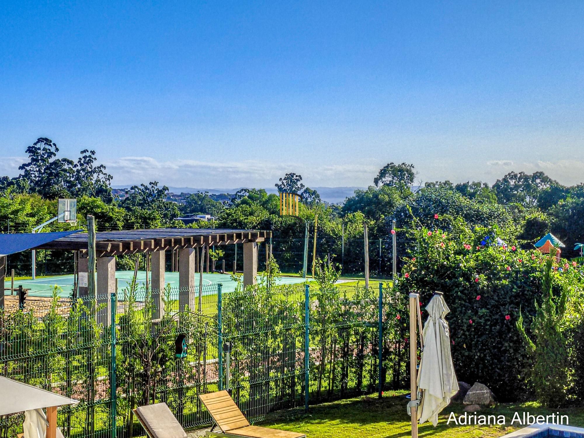 Casa com 345m², piscina e vista para o Guaiba