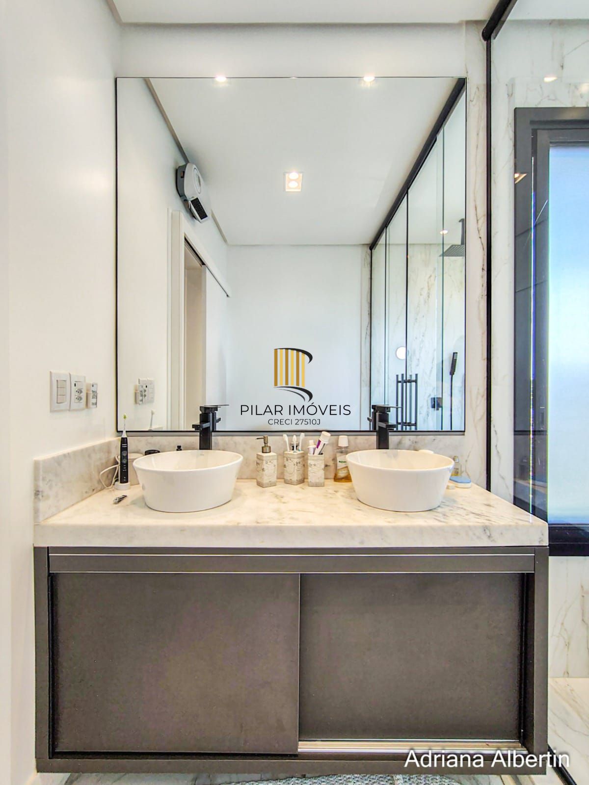 Casa com 345m², piscina e vista para o Guaiba